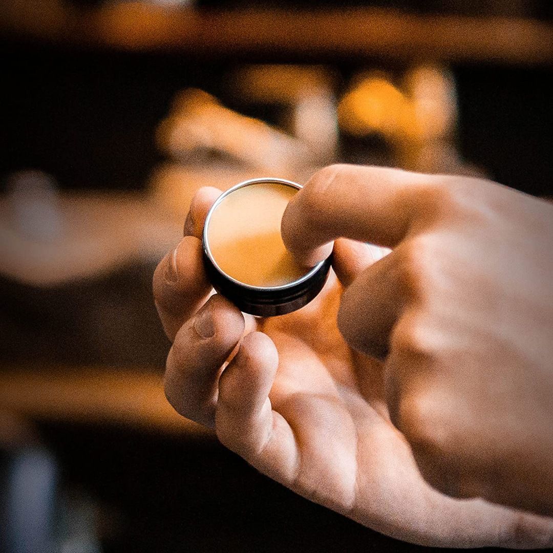 Scatola chiusa di cera per baffi CHARLEMAGNE, etichetta "MOUSTACHE WAX".