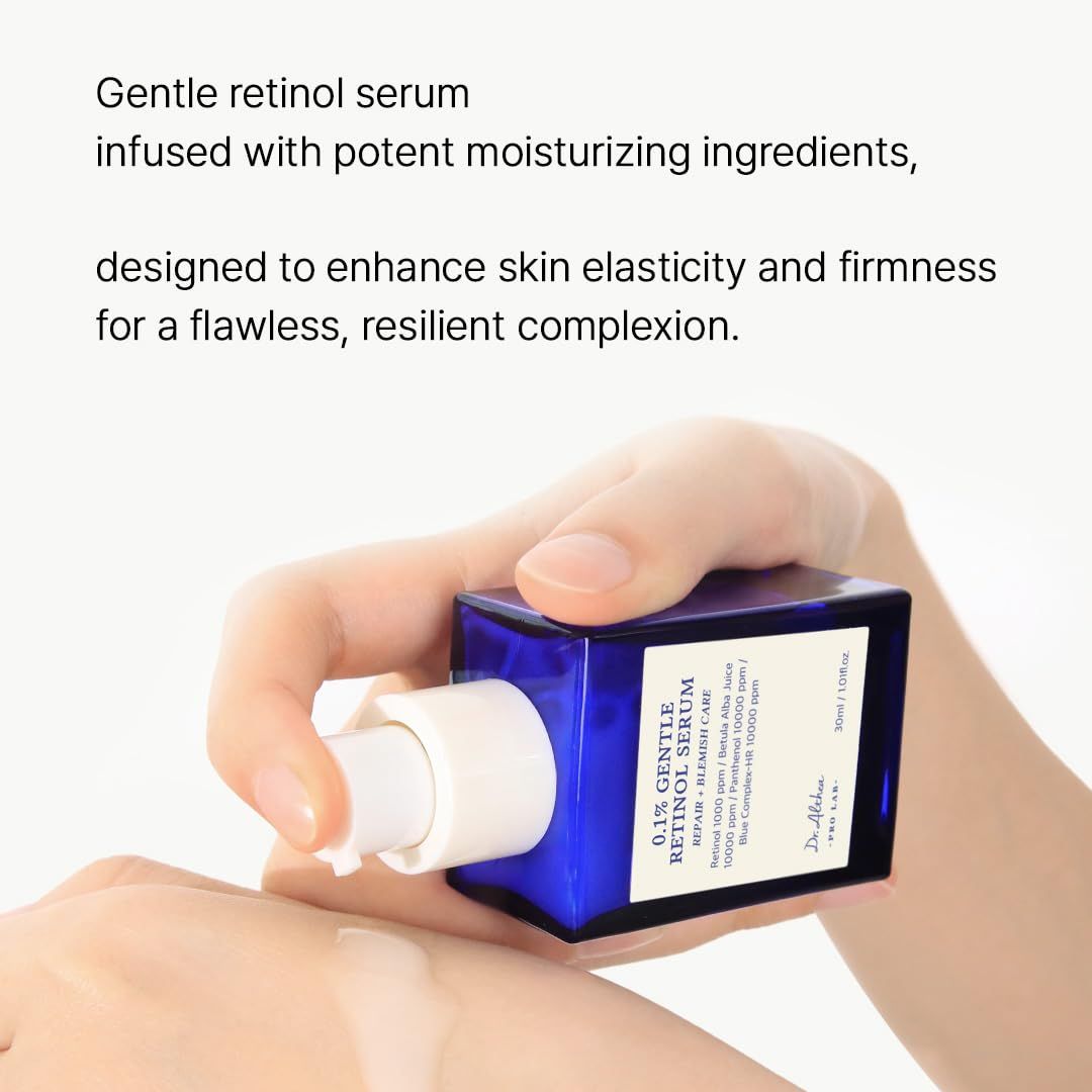 Mano che tiene un flacone di siero blu. Testo: Gentle Retinol Serum, per elasticità e compattezza.