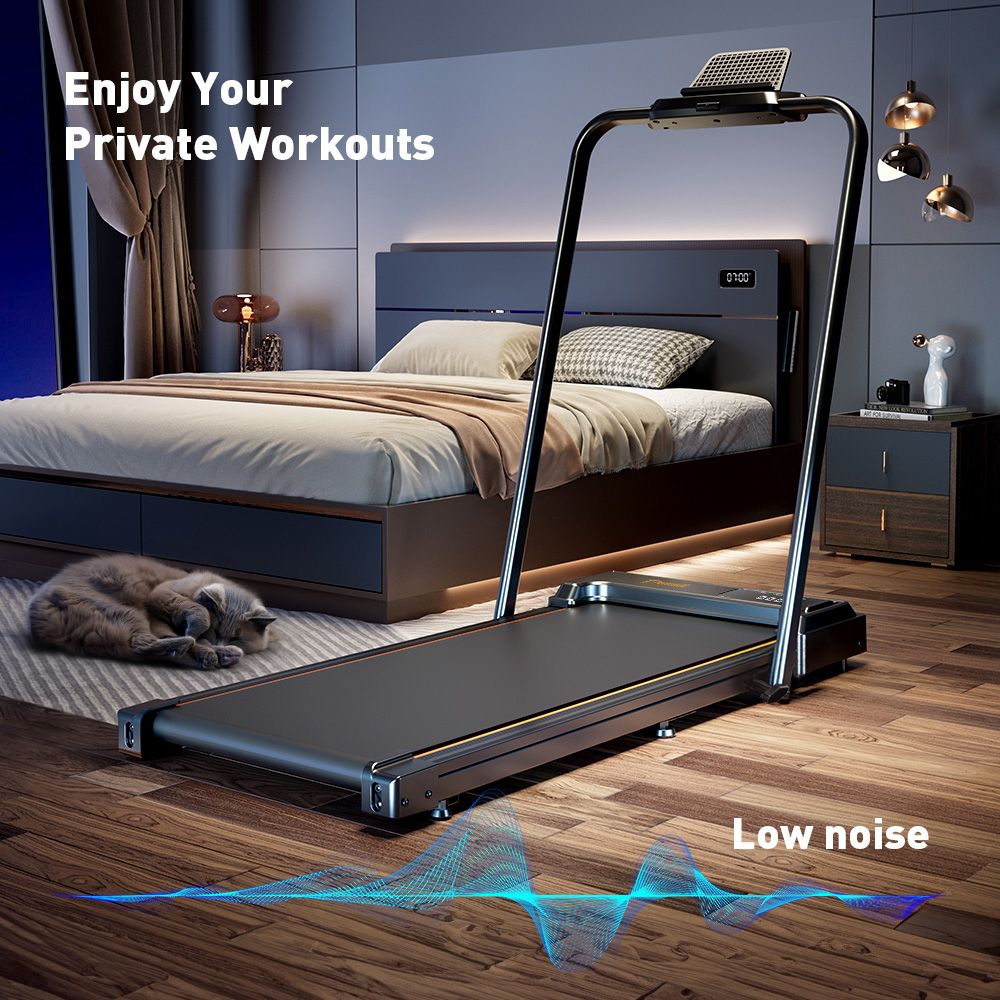 Tapis roulant nero in una camera da letto. Testo: "Enjoy Your Private Workouts" e "Low noise".