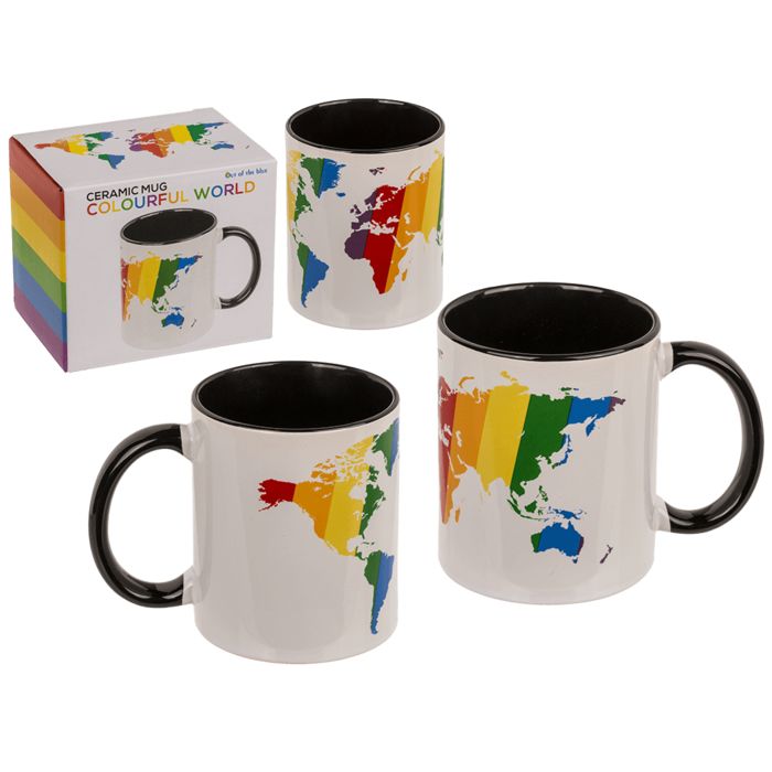 Tre tazze con mappa del mondo colorata e manico nero. Una tazza nella confezione. Scritta: Colourful World.