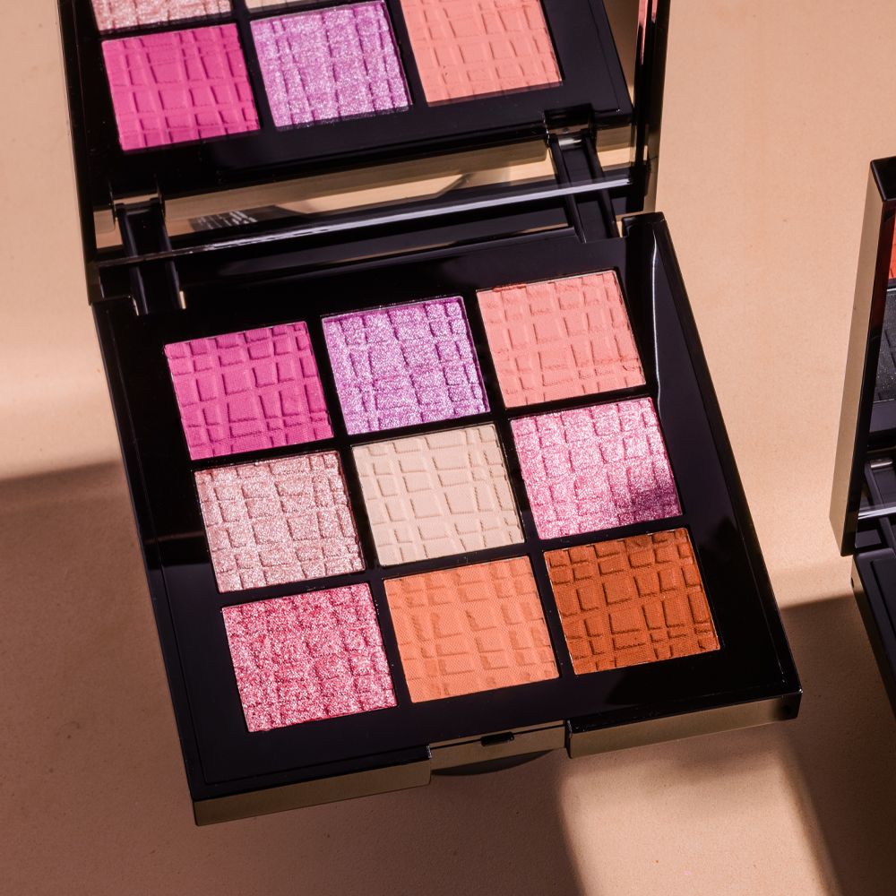 Palette ombretti aperta con 9 tonalità rosa, pesca e marroni. Confezione nera con specchio.