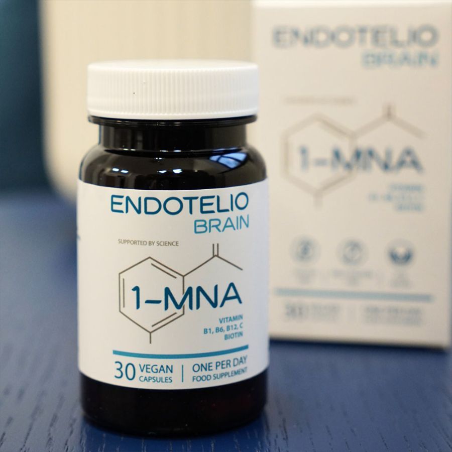 Flacone di vetro marrone con tappo bianco e stampa del prodotto. Scritta: ENDOTELIO BRAIN, 1-MNA, 30 capsule vegane. Accanto, una confezione del prodotto.