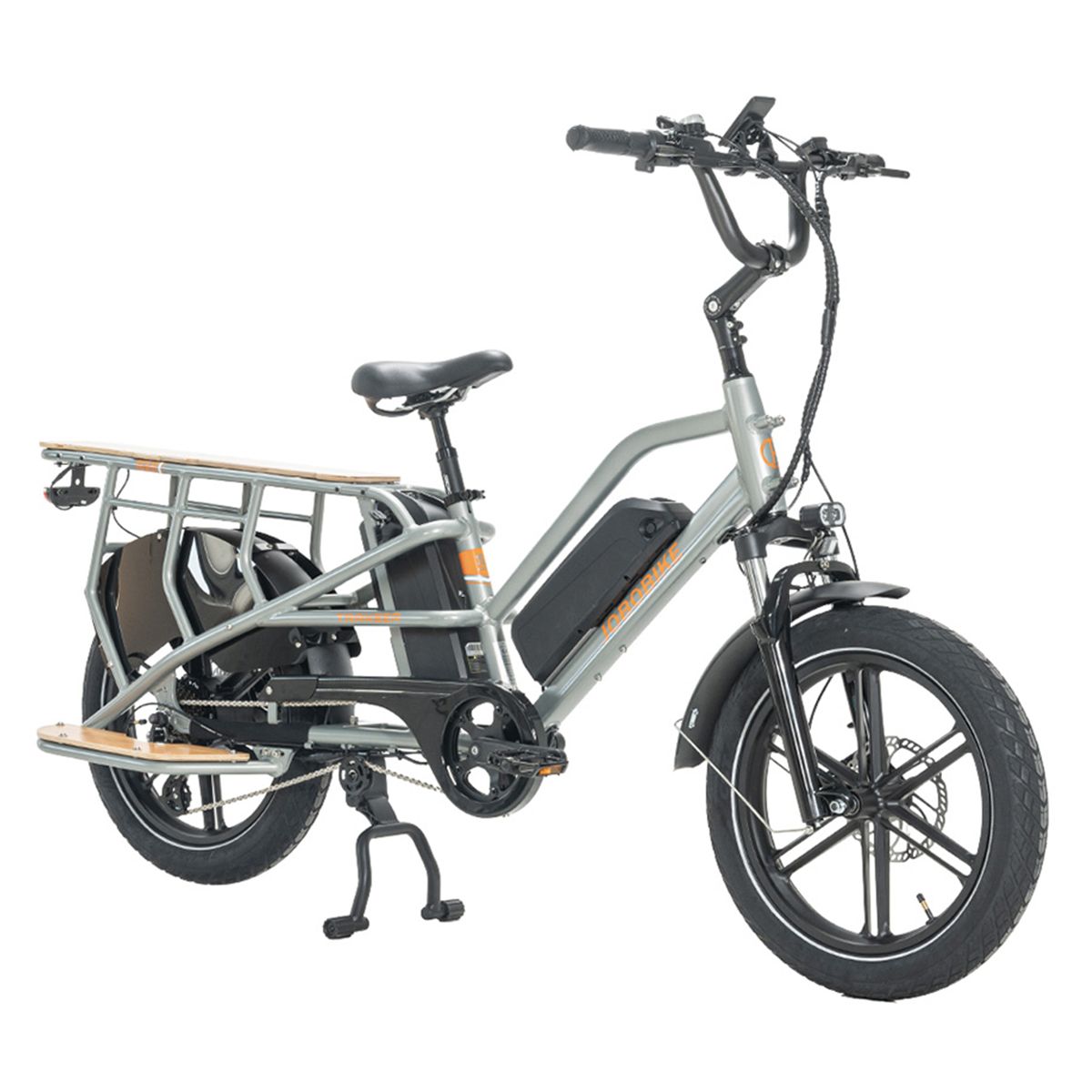 Bicicletta cargo elettrica grigia con doppia batteria. Portapacchi posteriore, pneumatici neri, dettagli argento. Vista laterale, sfondo bianco.