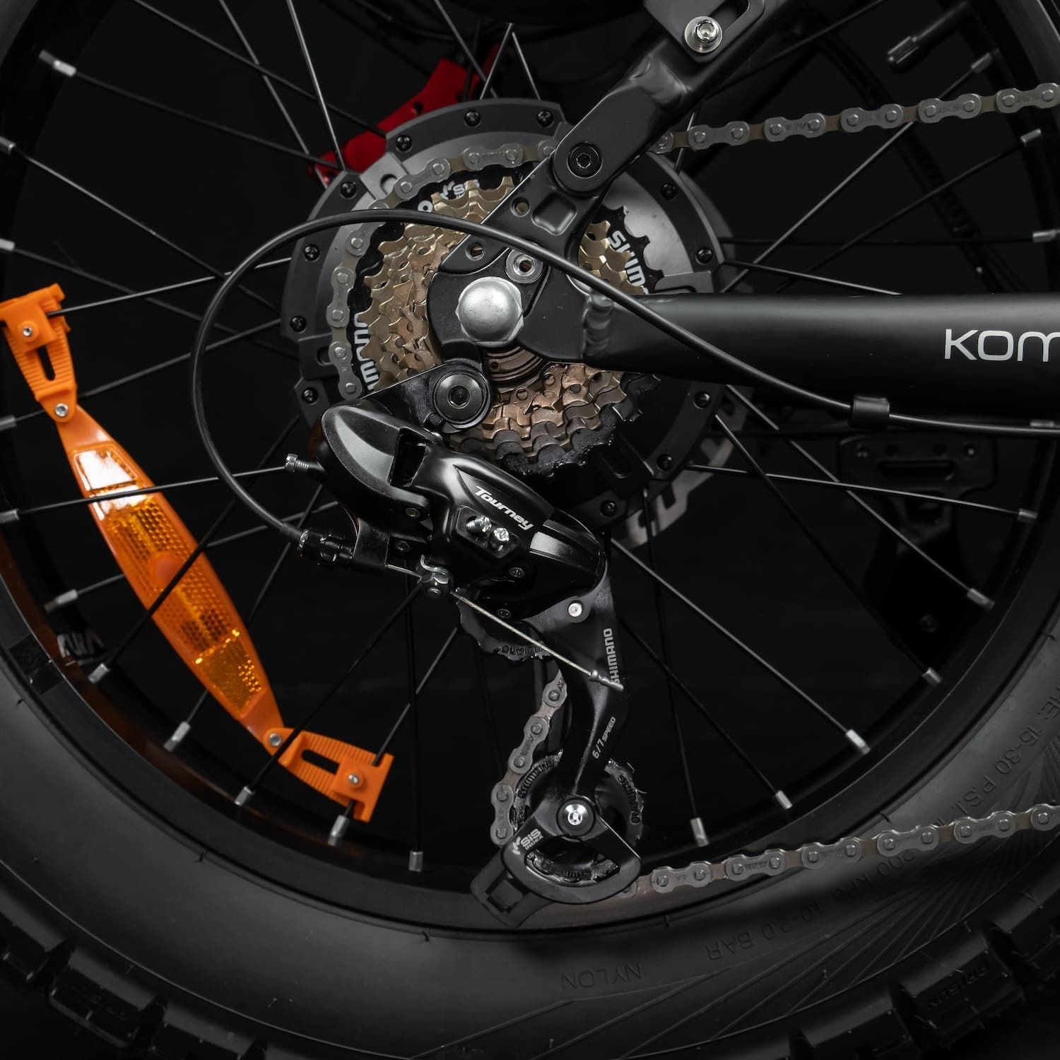 Ruota posteriore con cambio e catarifrangente arancione. Componenti neri.