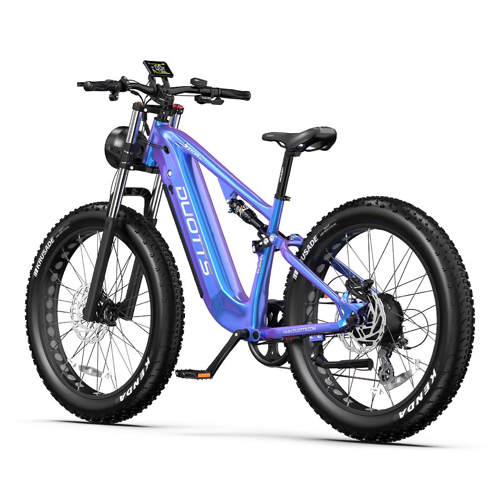 Mountain bike elettrica DUOTTS E26 blu-viola. Pneumatici neri, logo DUOTTS. Faro, sospensioni, sella. Pneumatici Kenda.