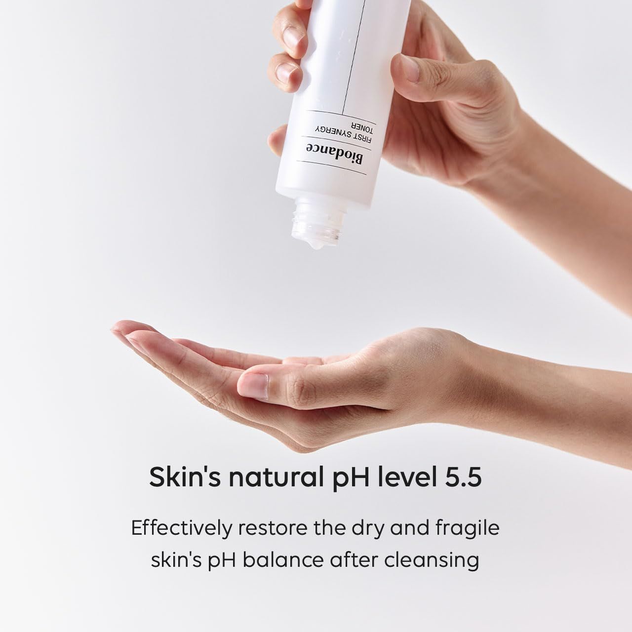 Mano che tiene un flacone. Testo: Skin's natural pH level 5.5. Ripristina il pH della pelle.