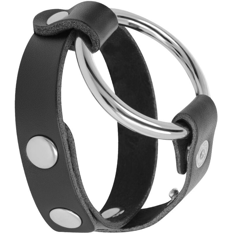 Anello per pene e scroto nero con anello metallico. Cinturino in pelle con bottoni a pressione. L'anello è in metallo.
