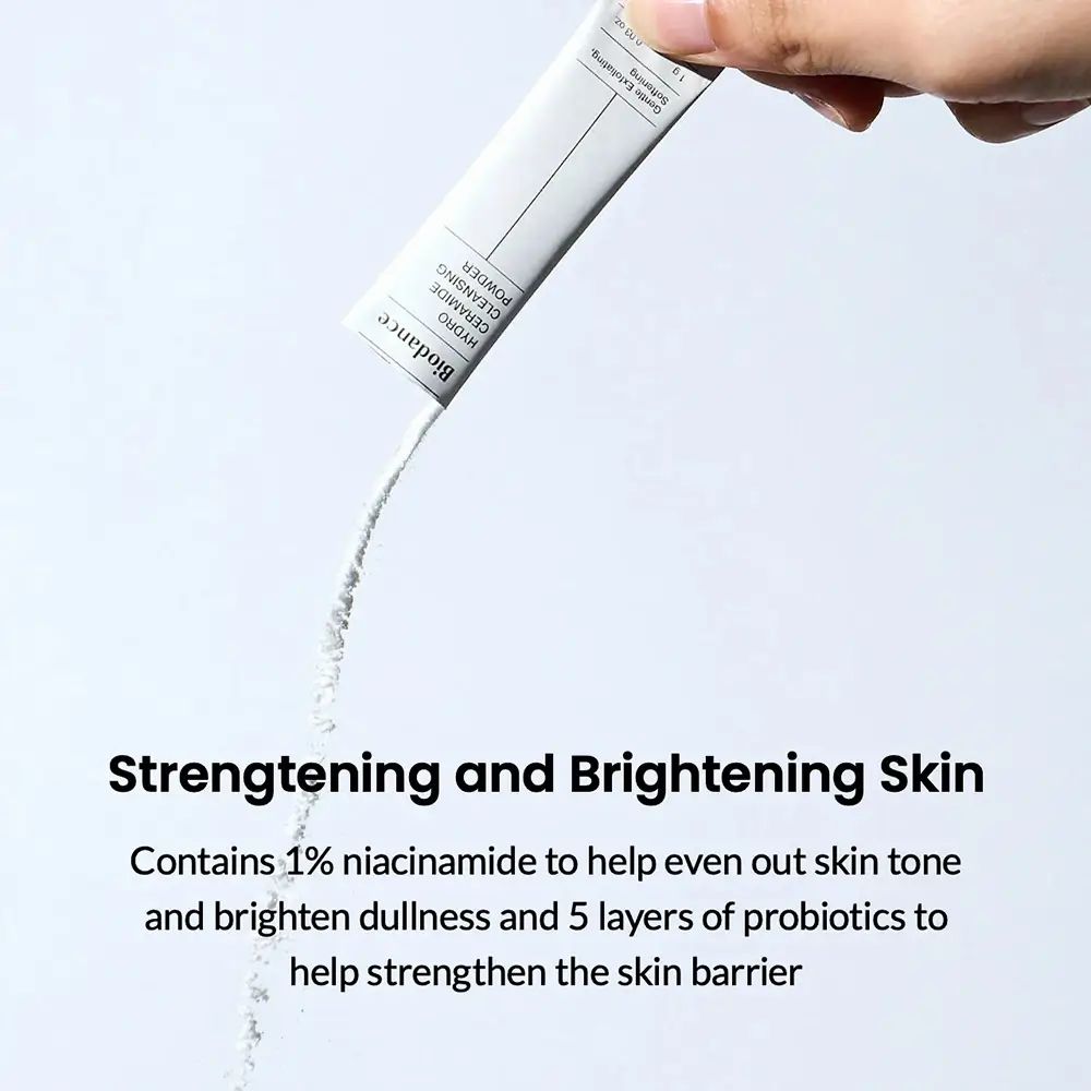 Polvere versata da una bustina di BIODANCE Hydro Ceramide Cleansing Powder. Testo: Rafforzamento e schiarimento della pelle.