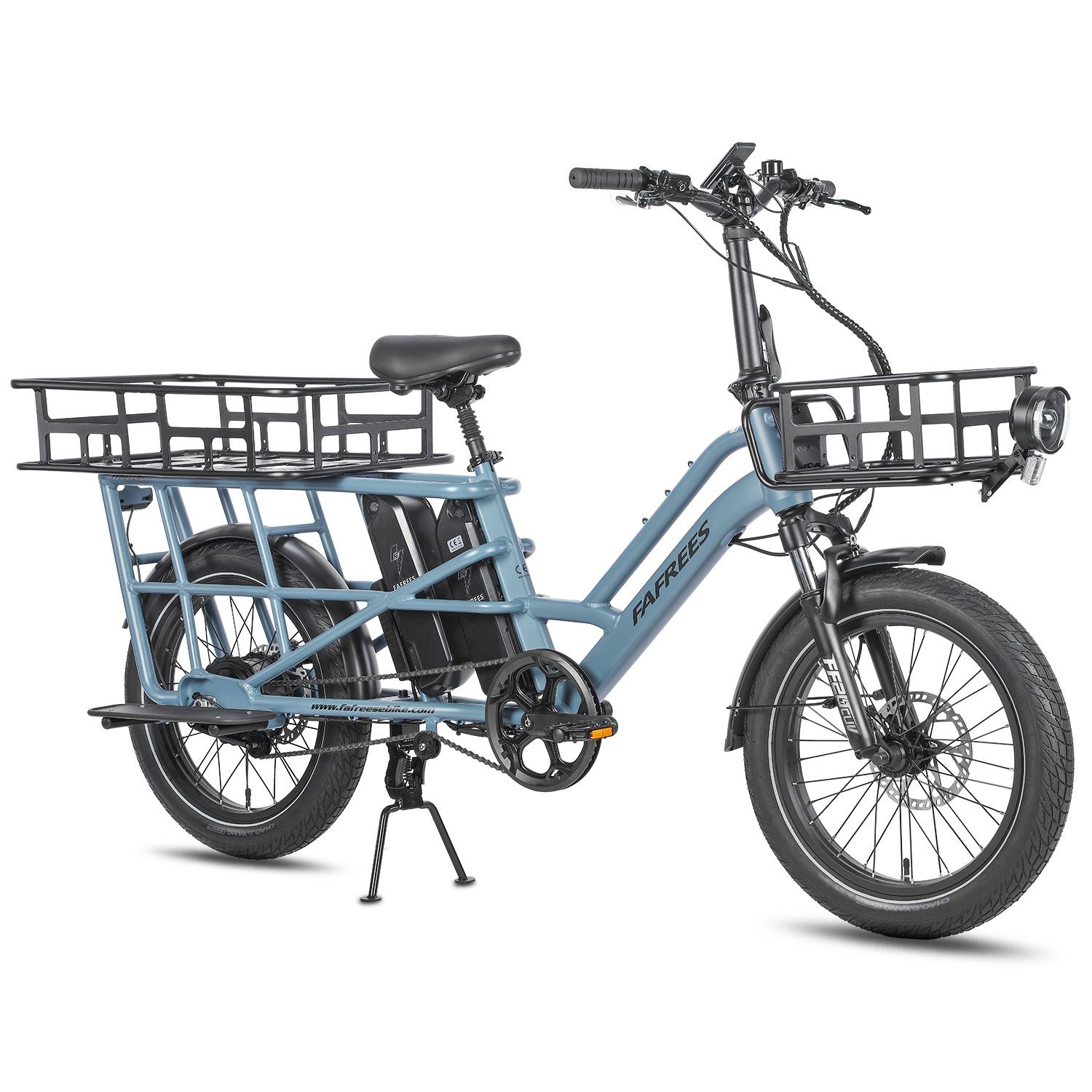 E-bike cargo blu con cestini anteriori e posteriori. Doppia batteria, faro, manubrio e cavalletto visibili.
