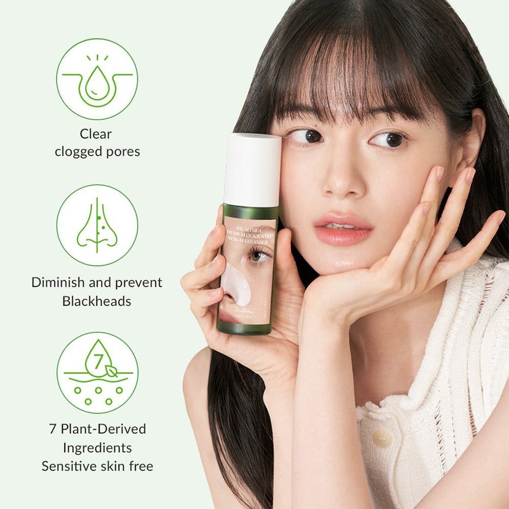 Donna che tiene una bottiglia di Dr. Althea Sebum Cleanser con icone per pori puliti e 7 ingredienti vegetali.