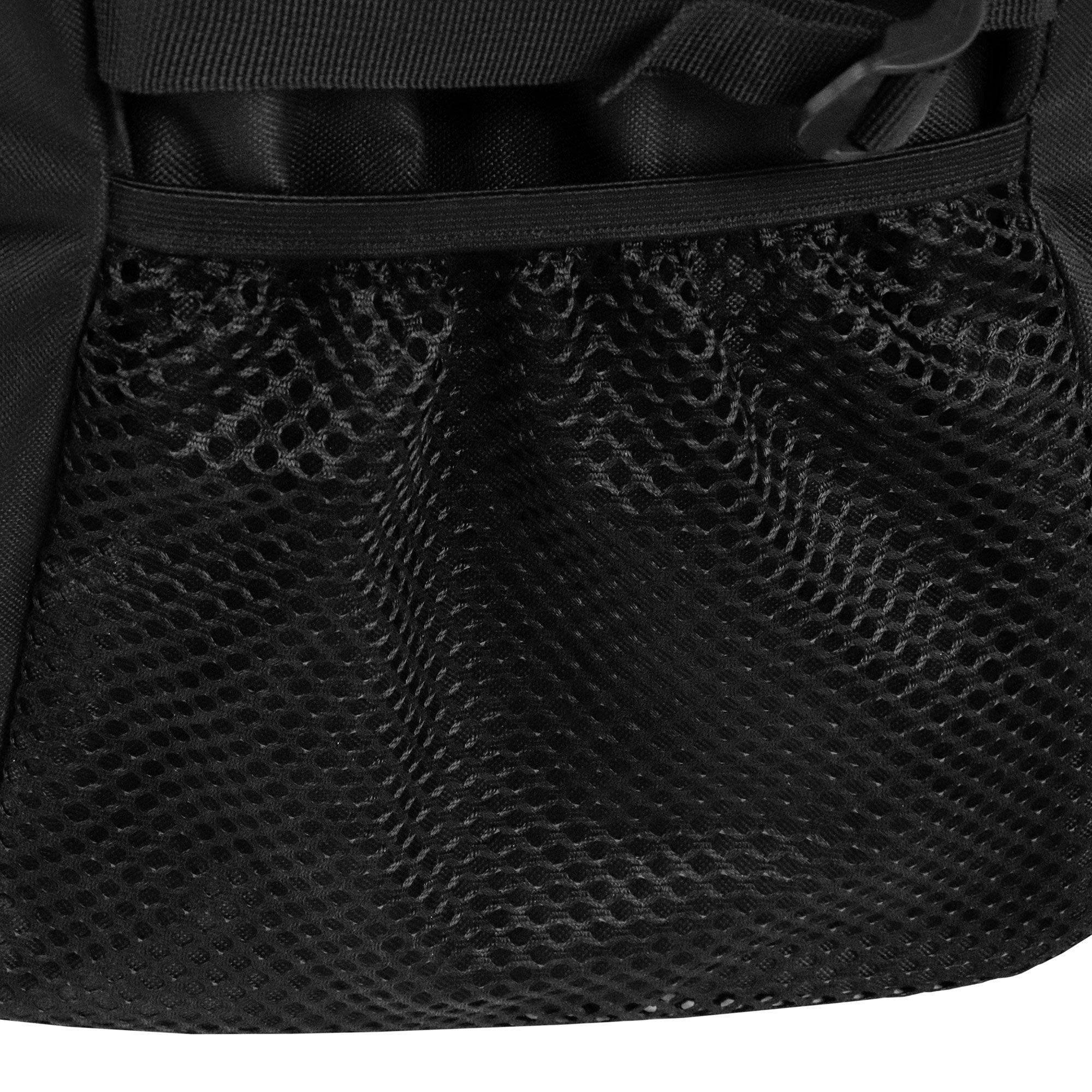 Dettaglio di una tasca in rete nera con elastico.