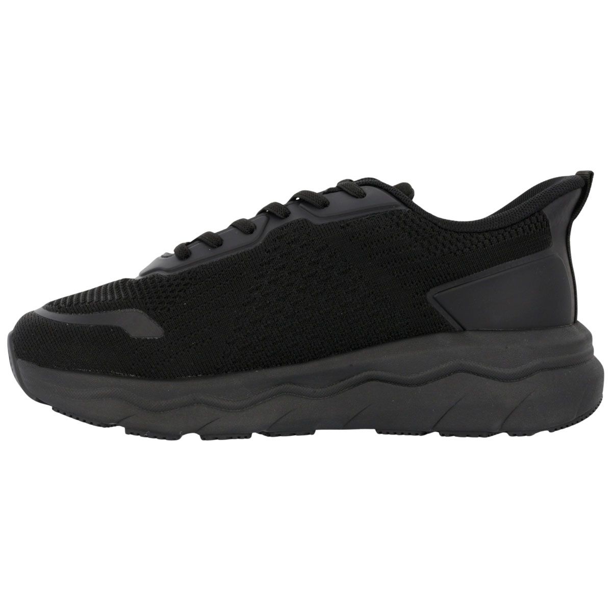 Vista laterale di uno sneaker nero traspirante con lacci e suola spessa.