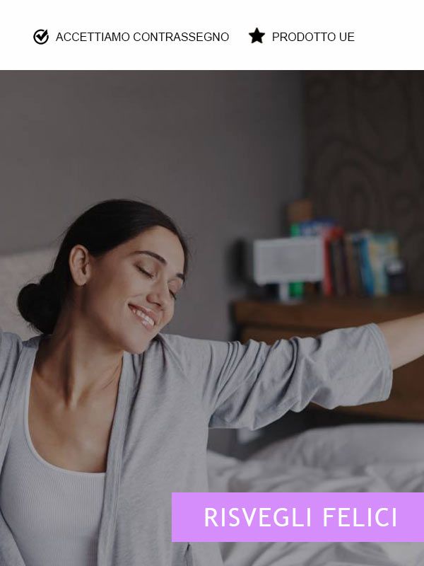 Una donna seduta sul letto sorride. Scritta: Risvegli Felici (Risvegli felici).