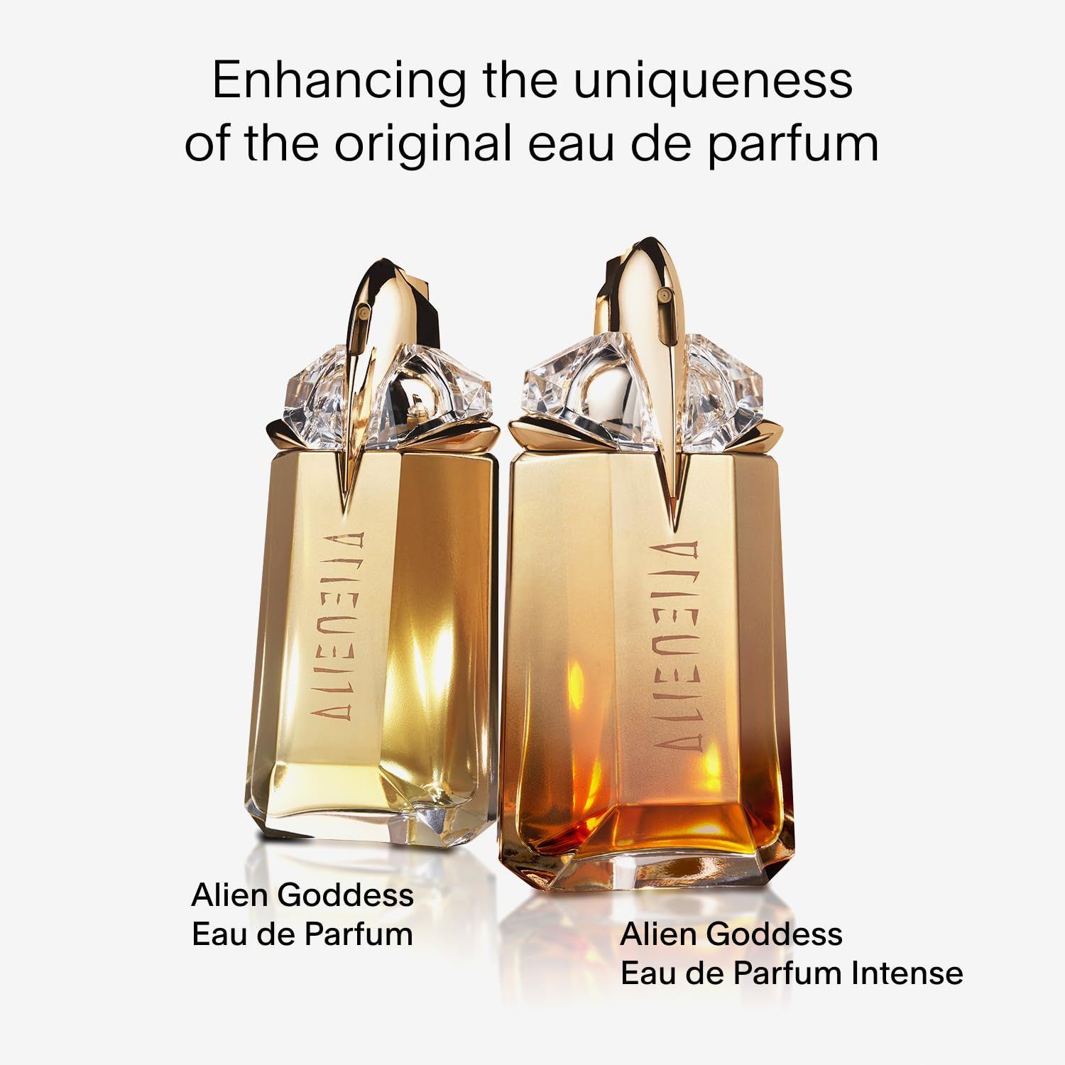 Due flaconi Thierry Mugler Alien Goddess Eau de Parfum. A sinistra: Originale. A destra: Intense. Flaconi dorati.