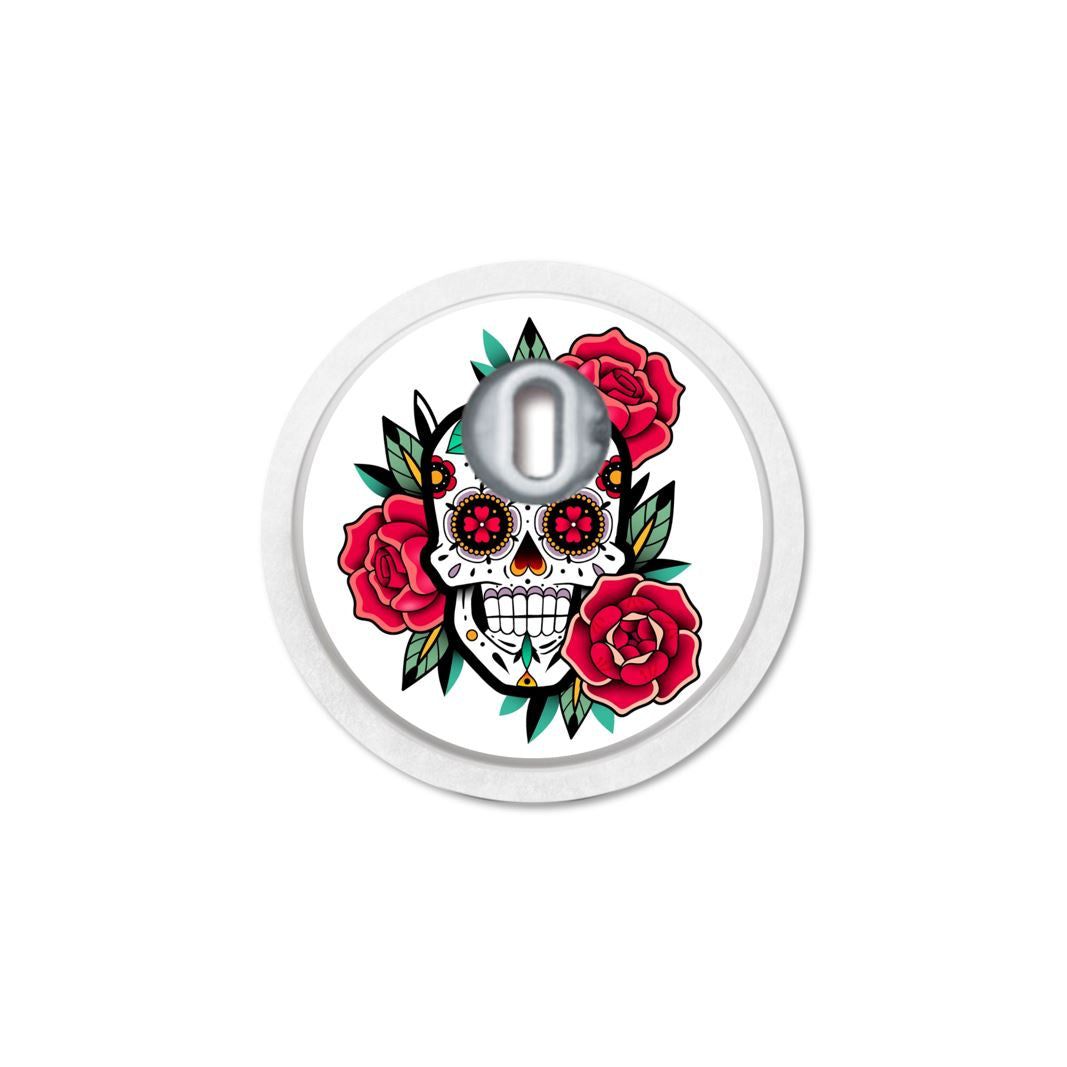 Adesivo rotondo con disegno di teschio e rose rosse. Apertura per sensore. Bordo bianco.