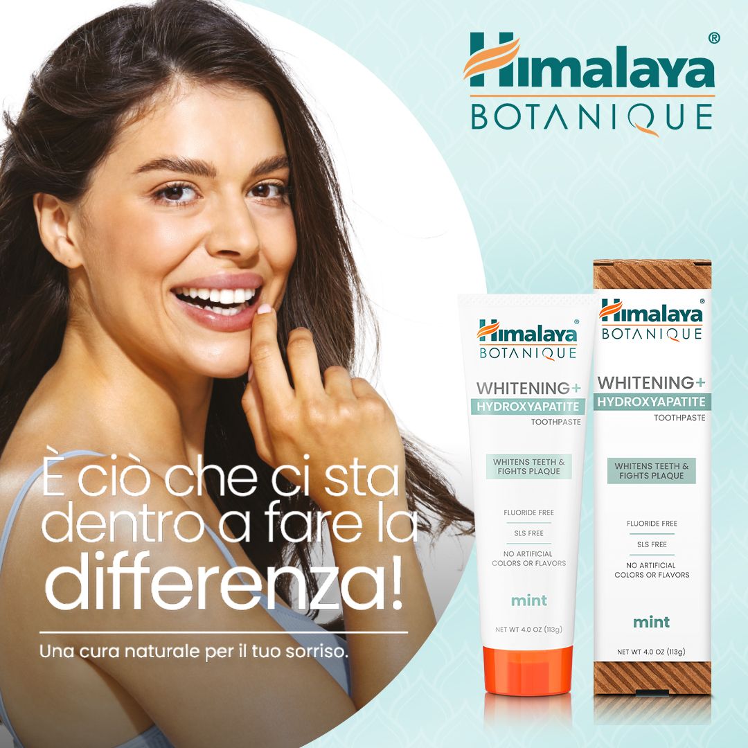 Donna sorridente, accanto al dentifricio Himalaya Botanique Whitening e alla sua scatola.
