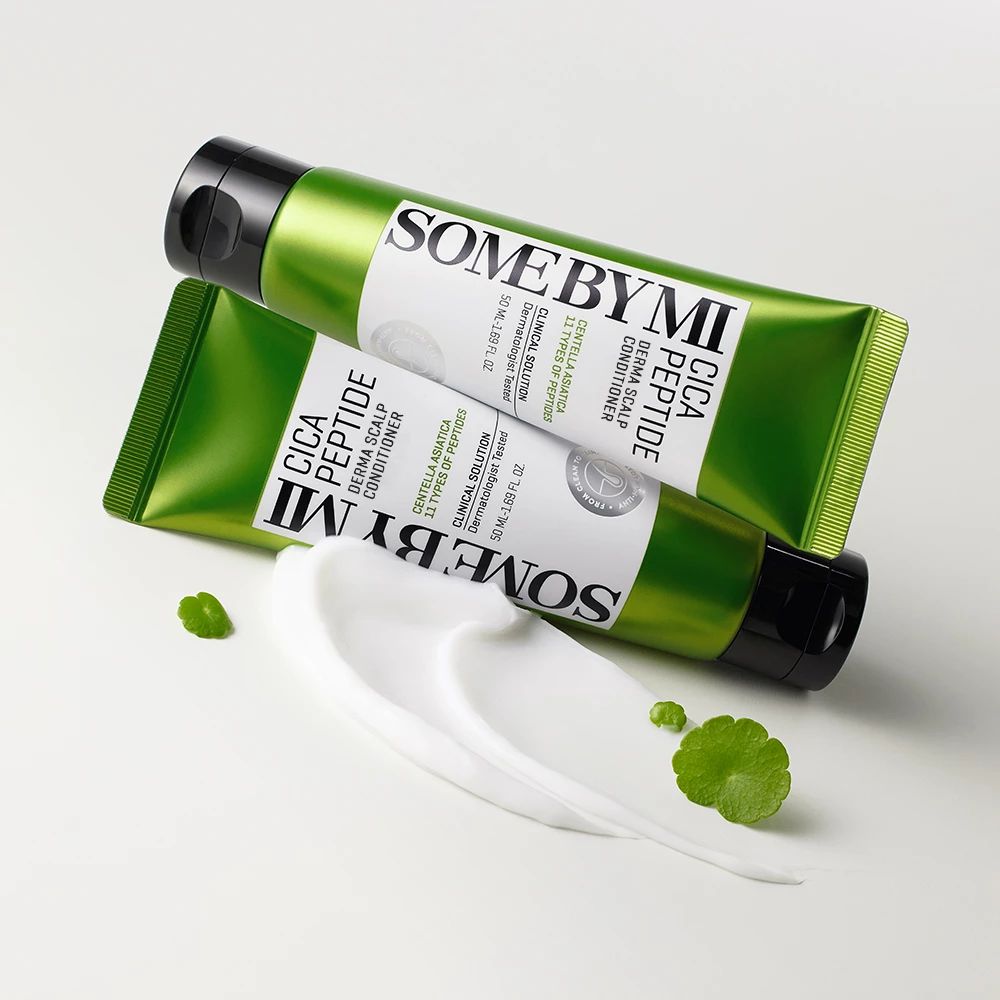 Due tubi verdi SOME BY MI Cica Peptide Derma Scalp Conditioner. Crema bianca accanto. Confezione del prodotto.