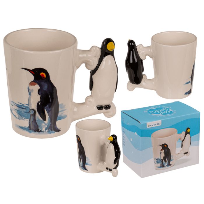 Diverse tazze con manico a forma di pinguino. Diverse prospettive. Confezione blu con testo: Pinguin Mug. Decorazione di pinguini sulle tazze.