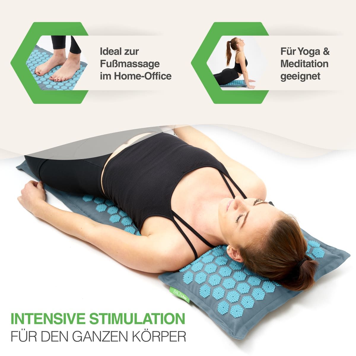 Donna sdraiata su un tappetino per digitopressione. Ideale per il massaggio plantare in home office. Adatto per yoga e meditazione. Testo: Stimolazione intensa per tutto il corpo.