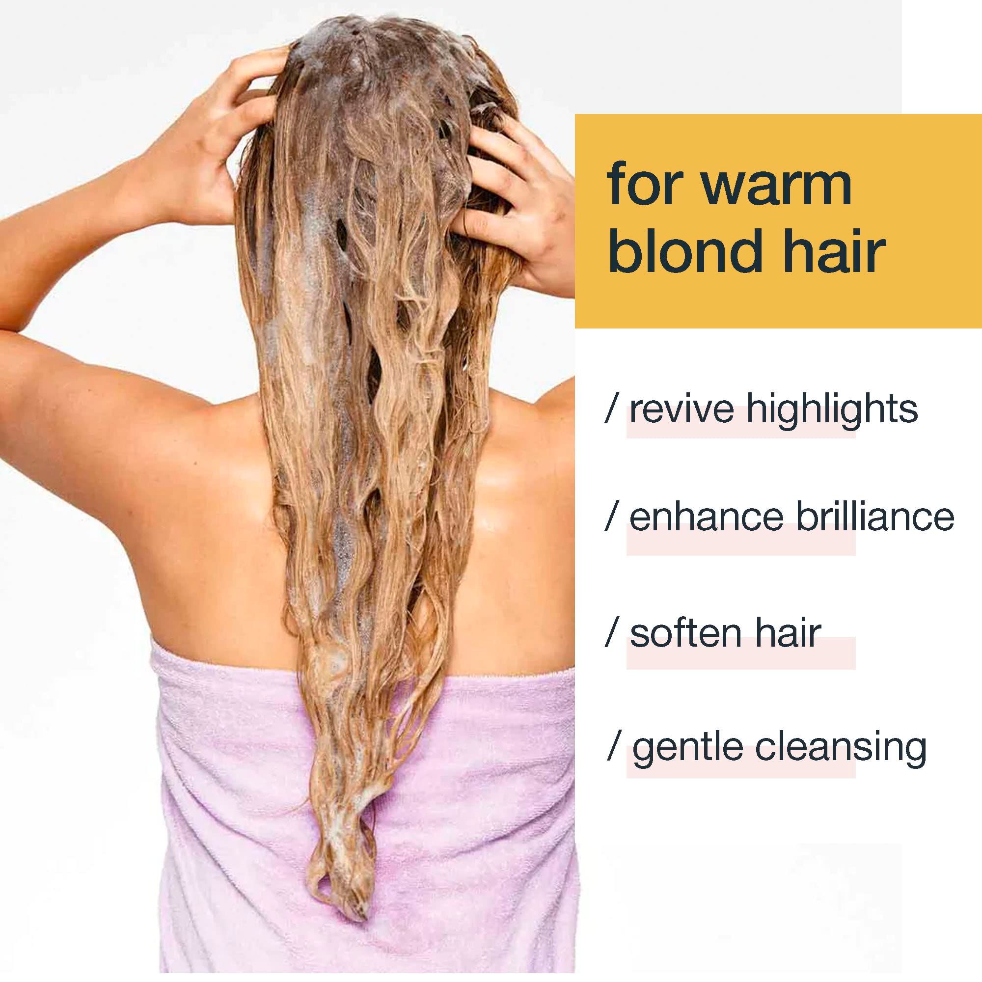 Persona con capelli biondi lavati con shampoo. Testo: per capelli biondi caldi, ravviva i riflessi, esalta la brillantezza, ammorbidisce i capelli, deterge delicatamente.