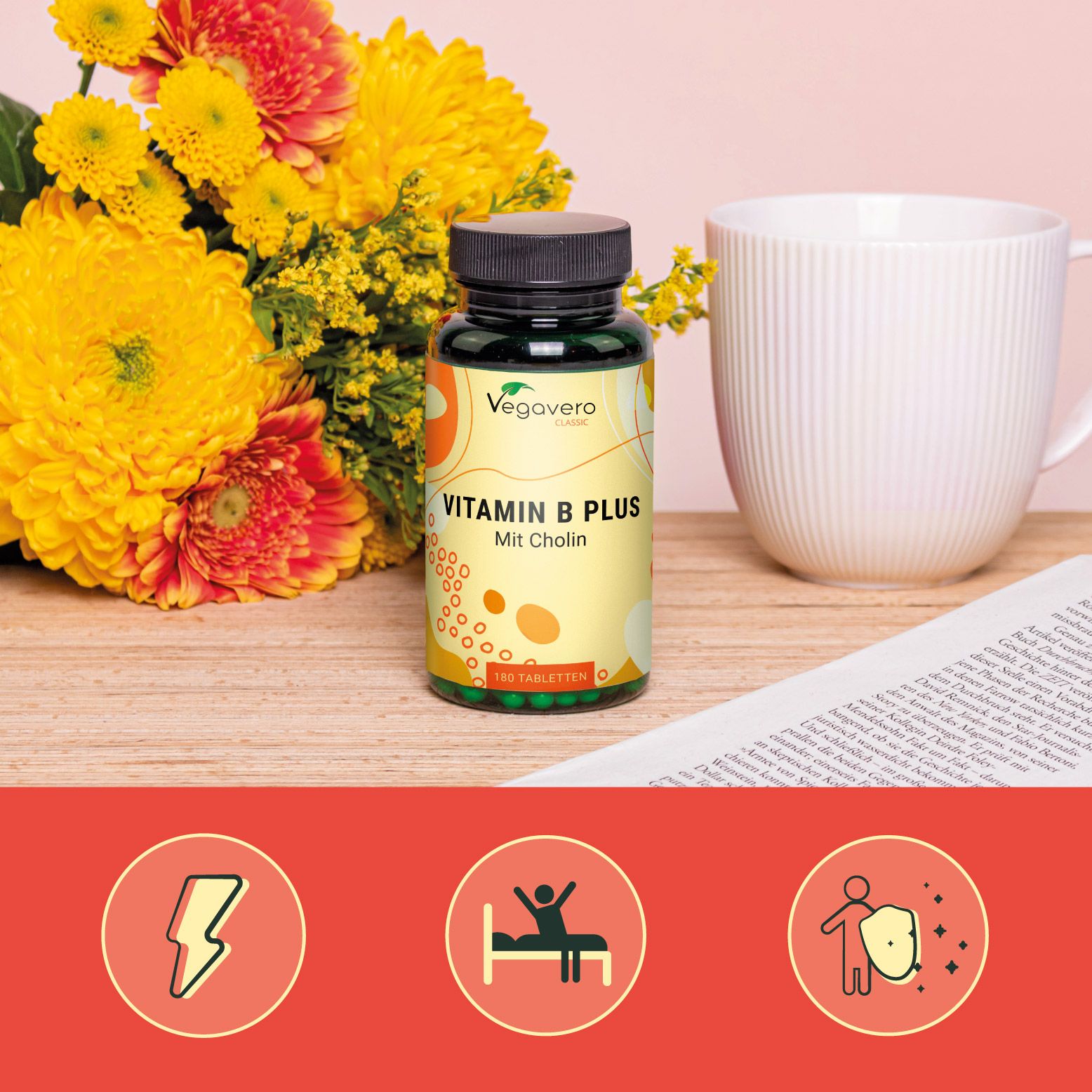 Flacone VEGAVERO Vitamin B Plus su un tavolo con fiori e tazza. Icone: fulmine, letto, scudo.