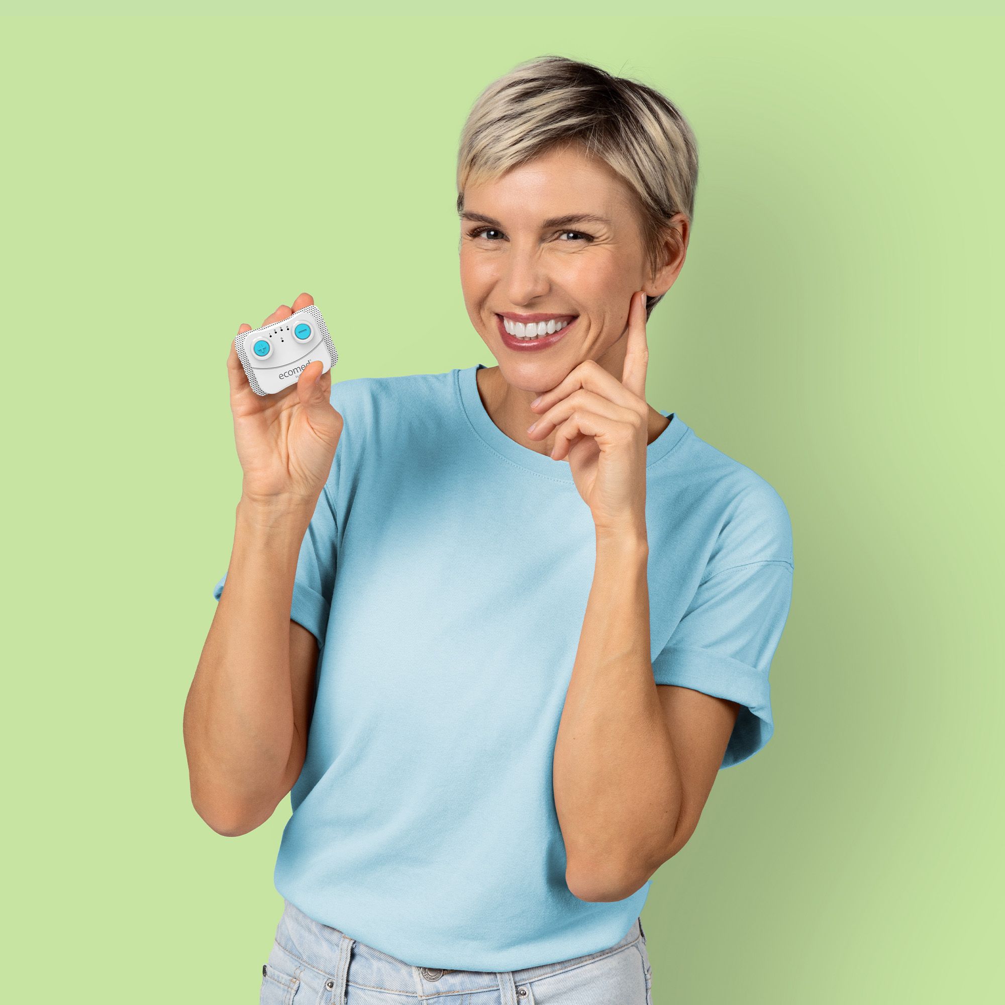 Una donna tiene in mano un piccolo dispositivo TENS Ecomed by medisana.