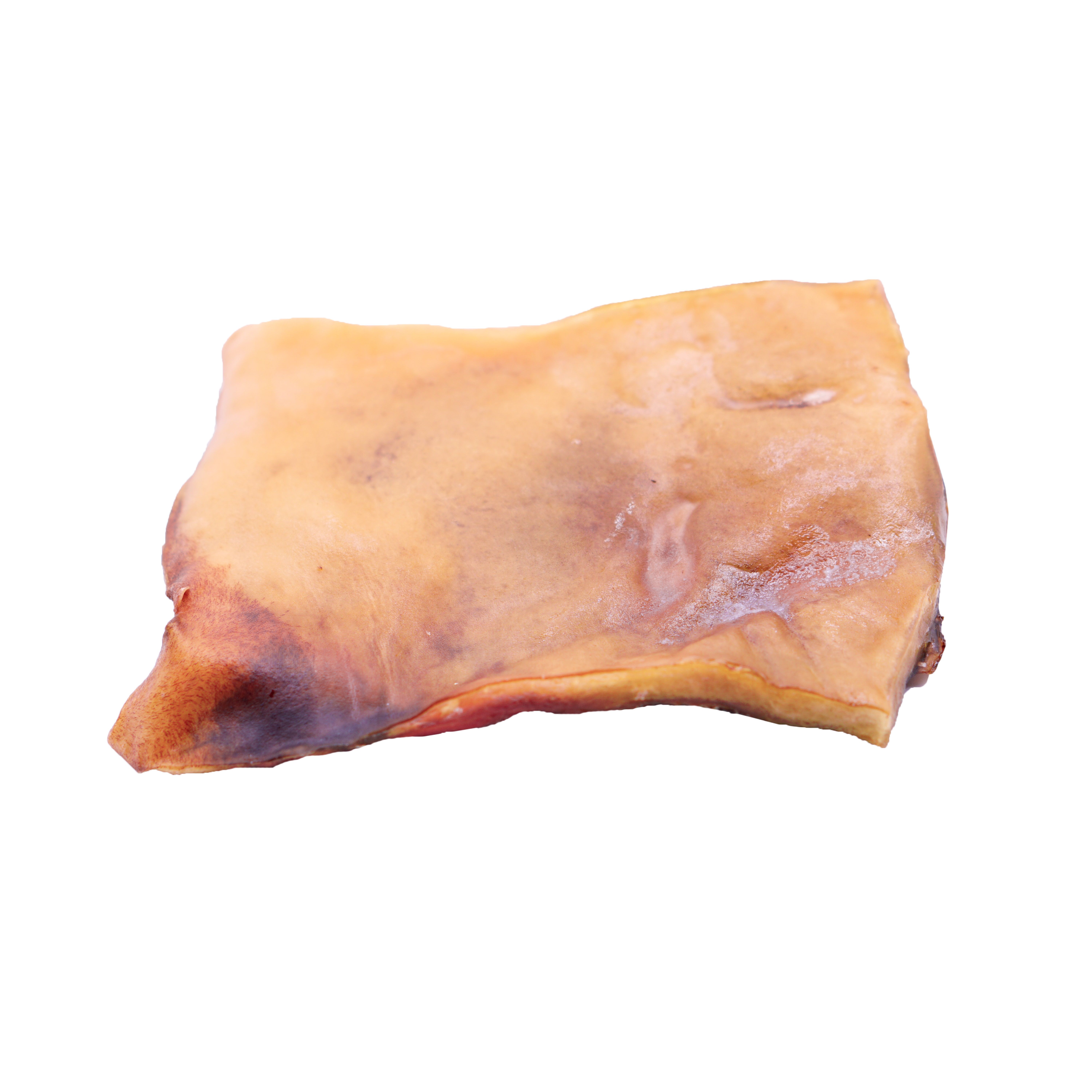 Un singolo pezzo di pelle di manzo essiccata, beige-marrone. Forma rettangolare, con macchie più scure.