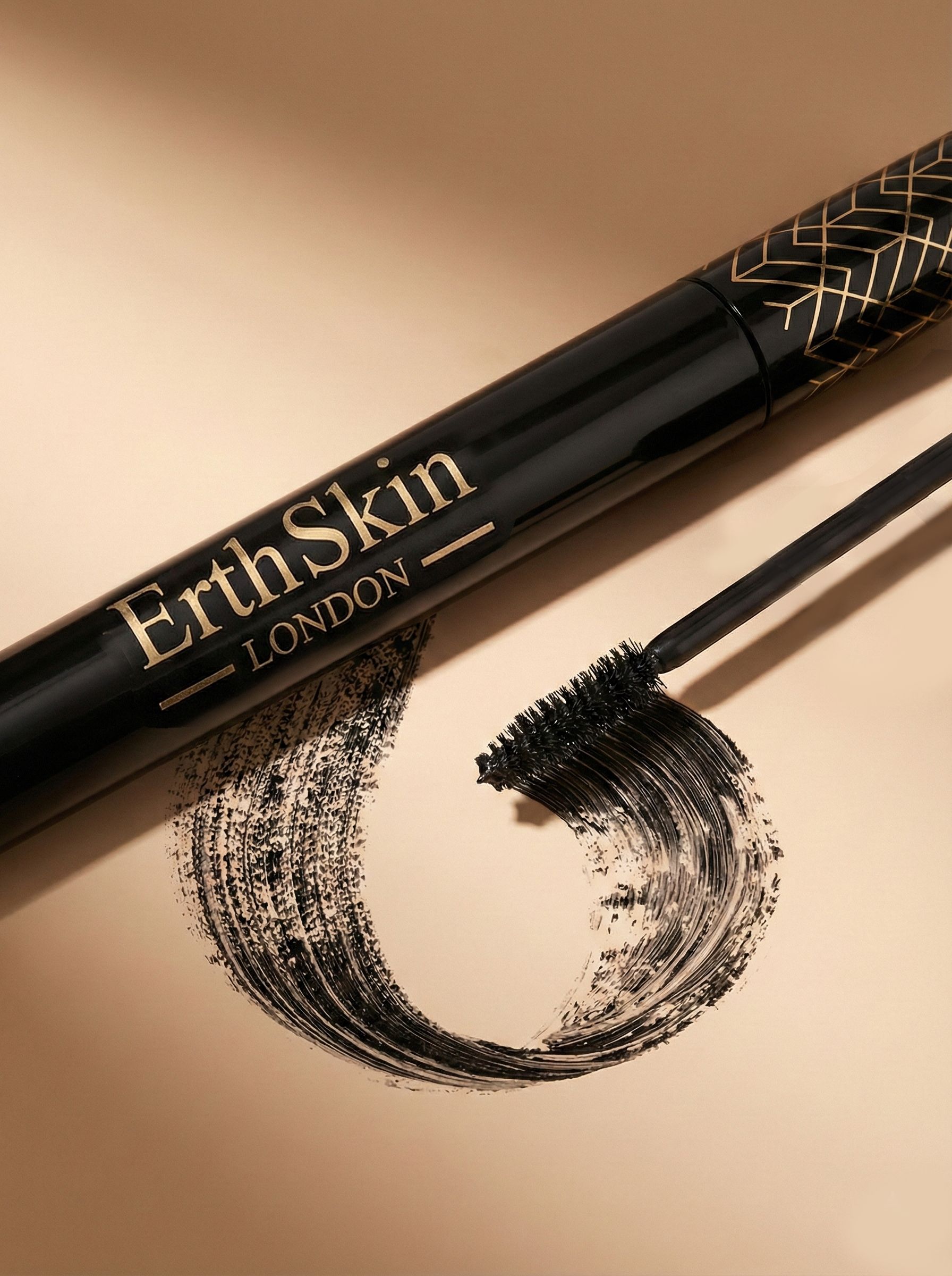 Mascara nero con scritta dorata 'ErthSkin LONDON' e applicatore applicato.