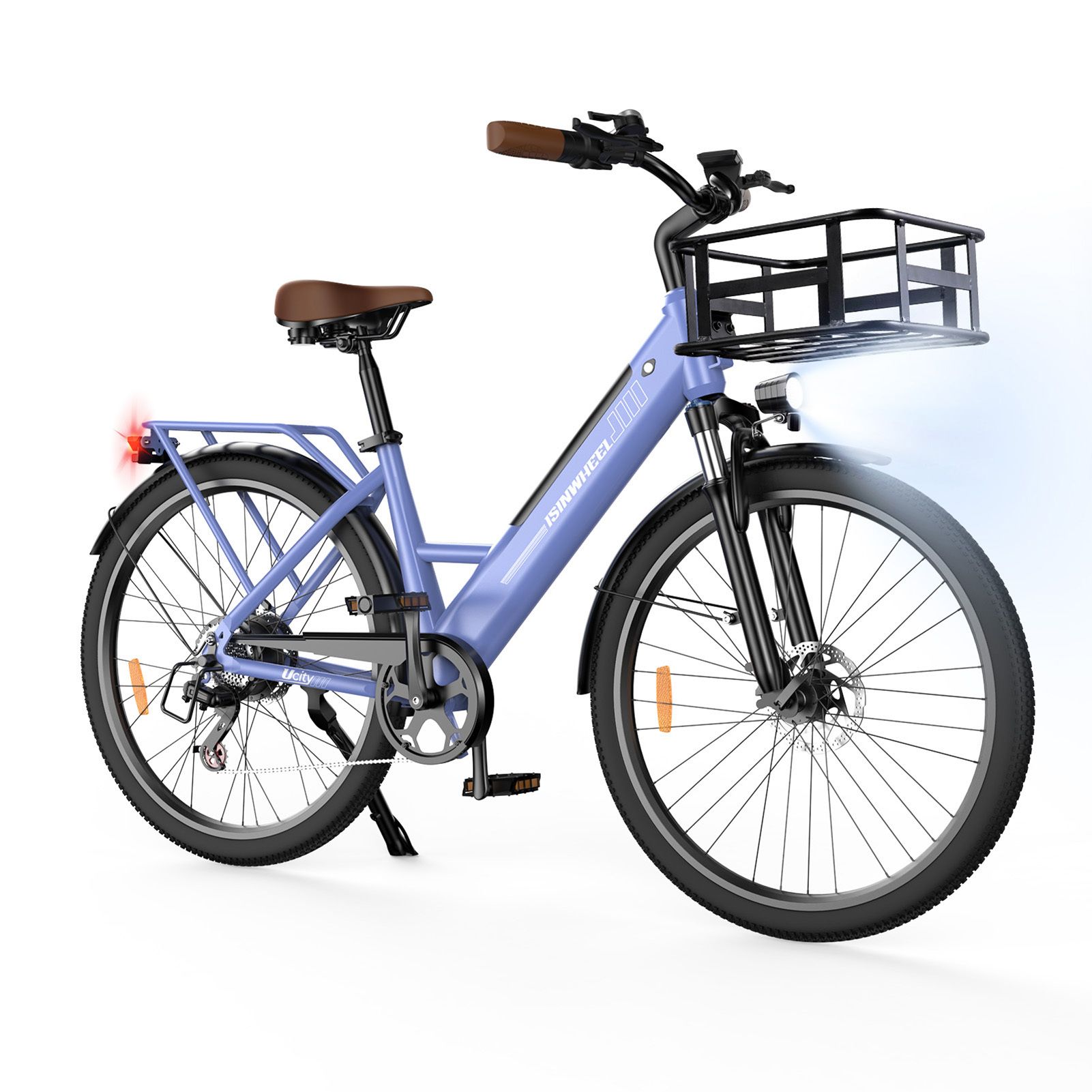 E-bike azzurra con cestino, sella e manopole marroni. Pneumatici e parafanghi neri. Faro anteriore acceso.