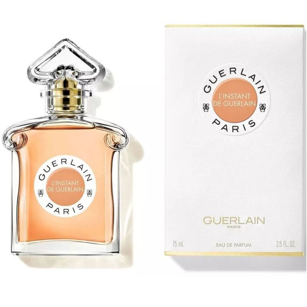 Flacone di profumo e confezione. Flacone con etichetta rotonda e scritta. Confezione con logo e scritta.