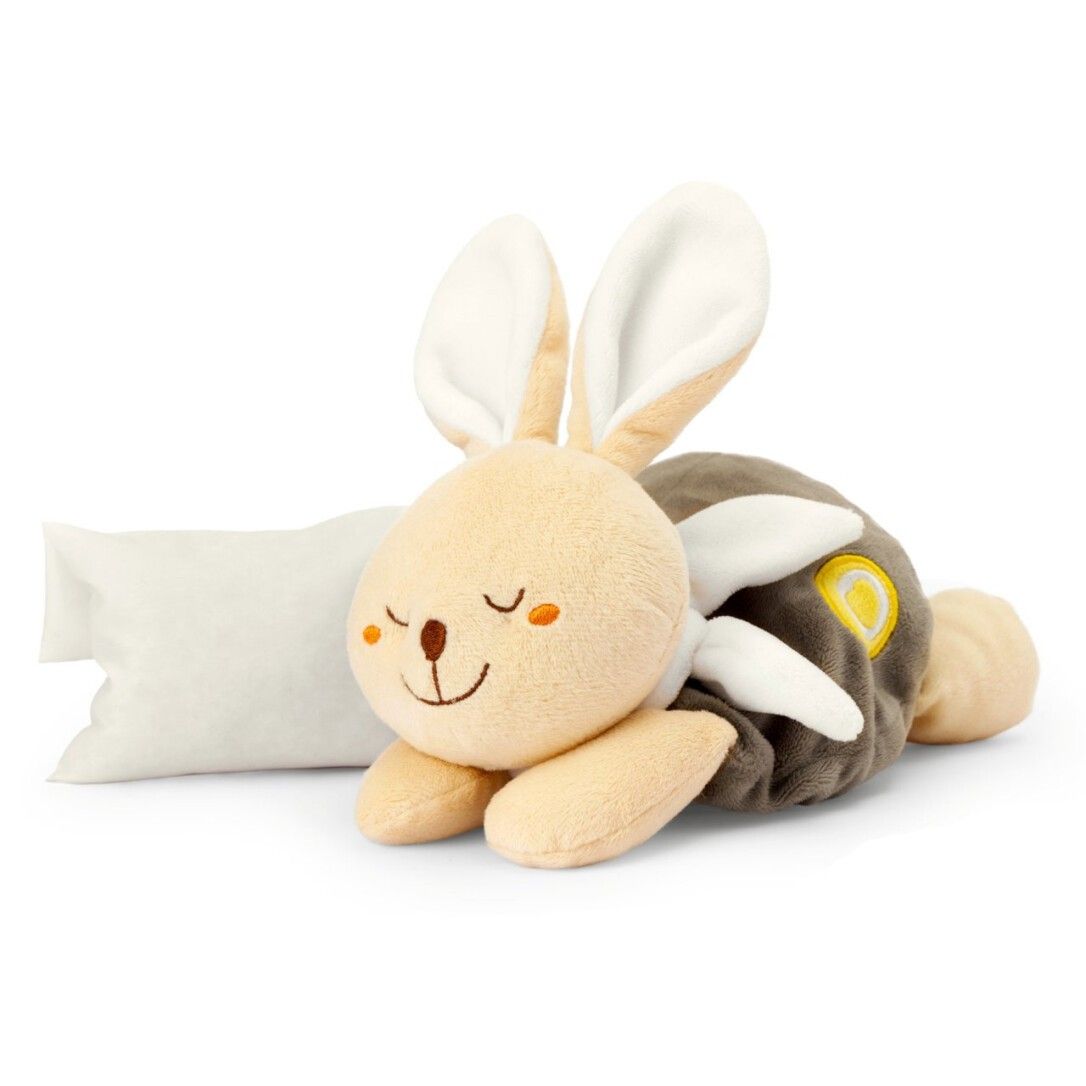 Coniglietto di peluche beige con schiena marrone. Cuscino bianco accanto. Cuore giallo. Occhi chiusi, guance arancioni.