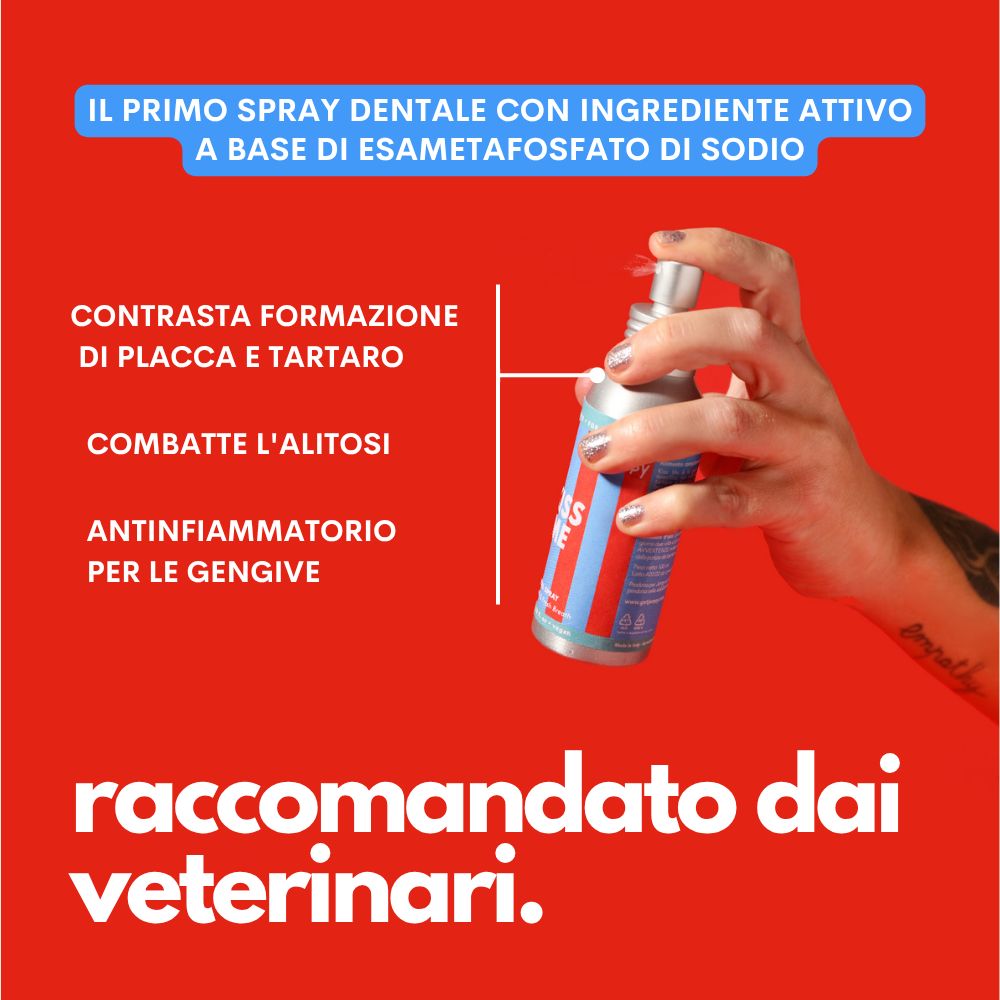 Mano che tiene un flacone spray. Testo: "Contrasta la formazione di placca e tartaro", "Combatte l'alitosi", "Antinfiammatorio per le gengive".