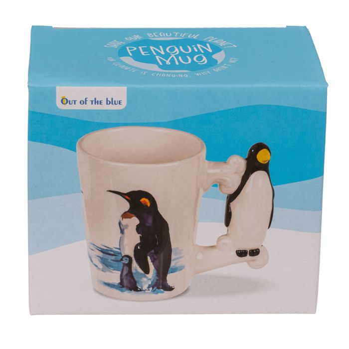 Tazza nella confezione. Tazza bianca con manico a forma di pinguino. Decorazione di pinguini. Confezione blu con testo: Pinguin Mug.