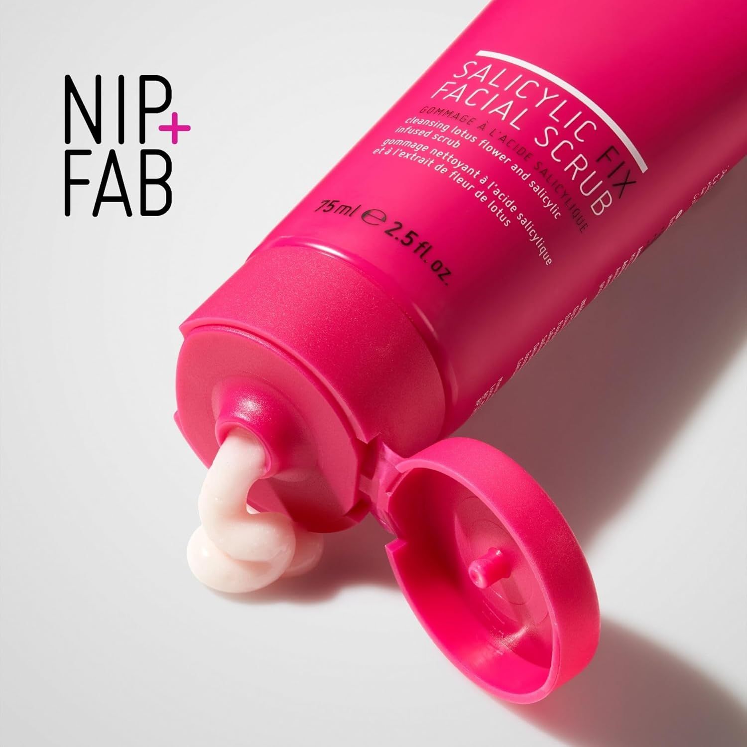 Tubo rosa con prodotto bianco spremuto. Il tubo reca la scritta "NIP+FAB" e "Salicylic Fix Facial Scrub".