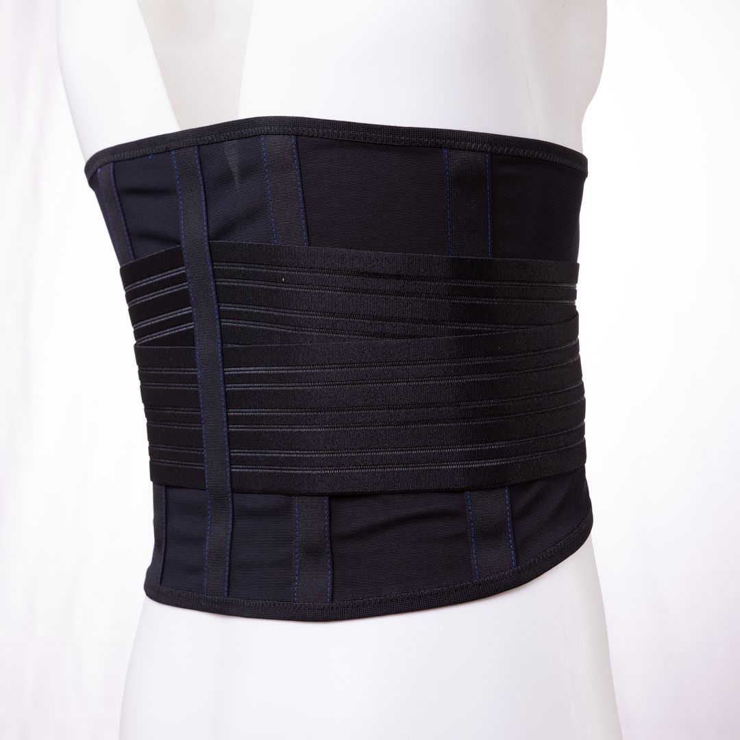 Fascia lombare nera su un busto. Fasce orizzontali e verticali visibili.