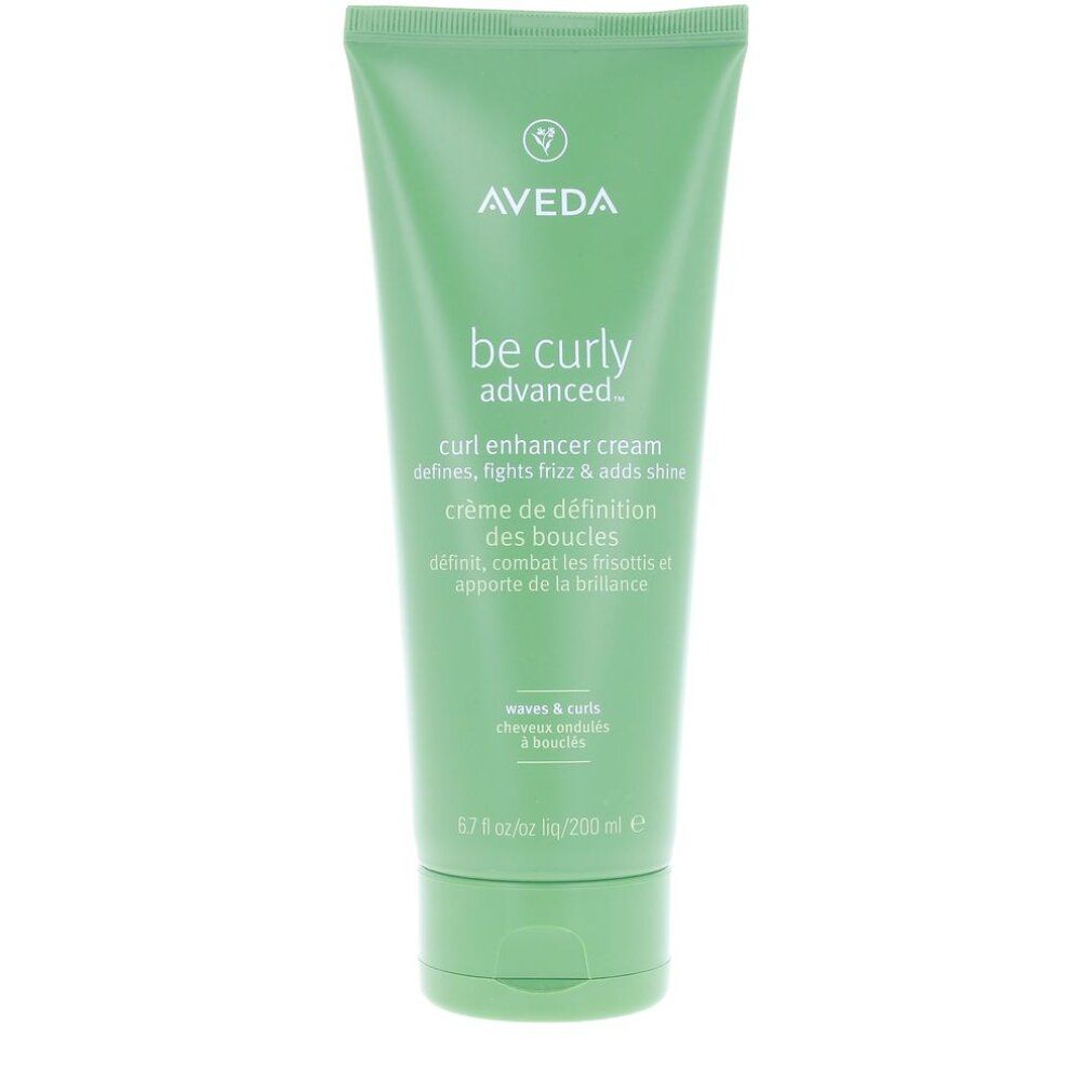 Tubo verde con logo AVEDA e nome del prodotto. Testo: Be Curly Advanced Curl Enhancer Creme. Creme de definition des boucles.