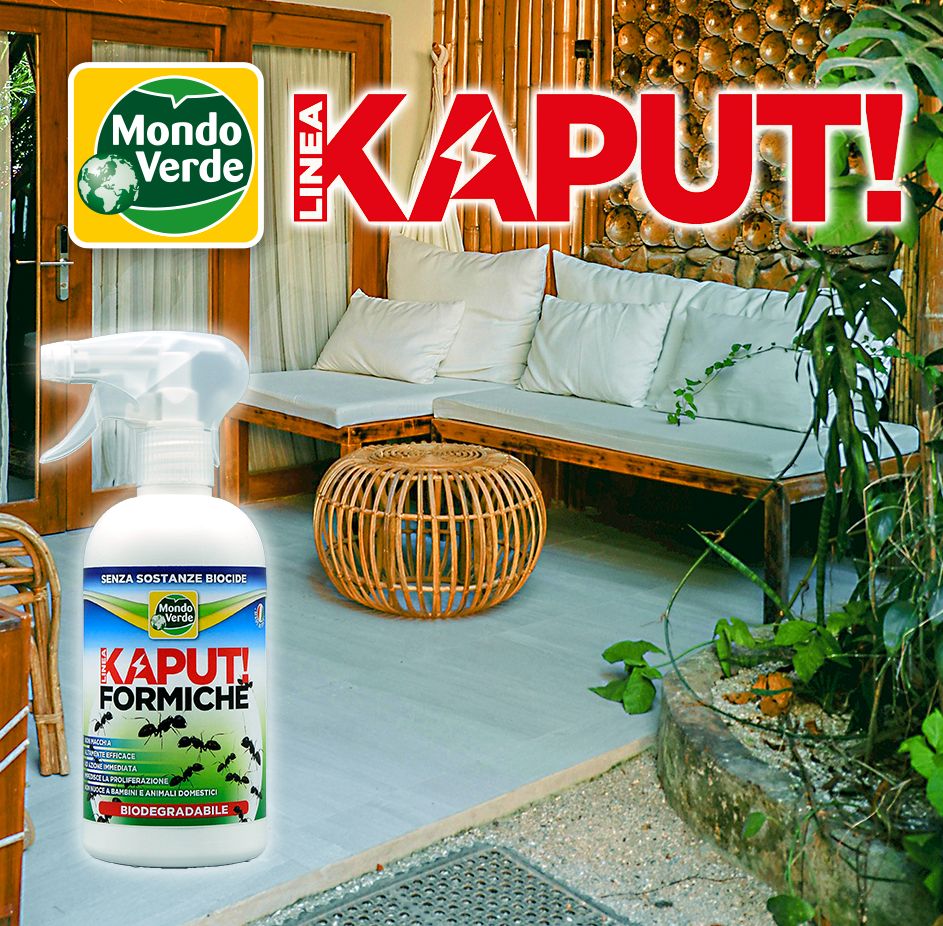Prodotto all'aperto. Flacone spray bianco con etichetta. Scritta: KAPUT! FORMICHE. Logo Mondo Verde. In background: mobili.