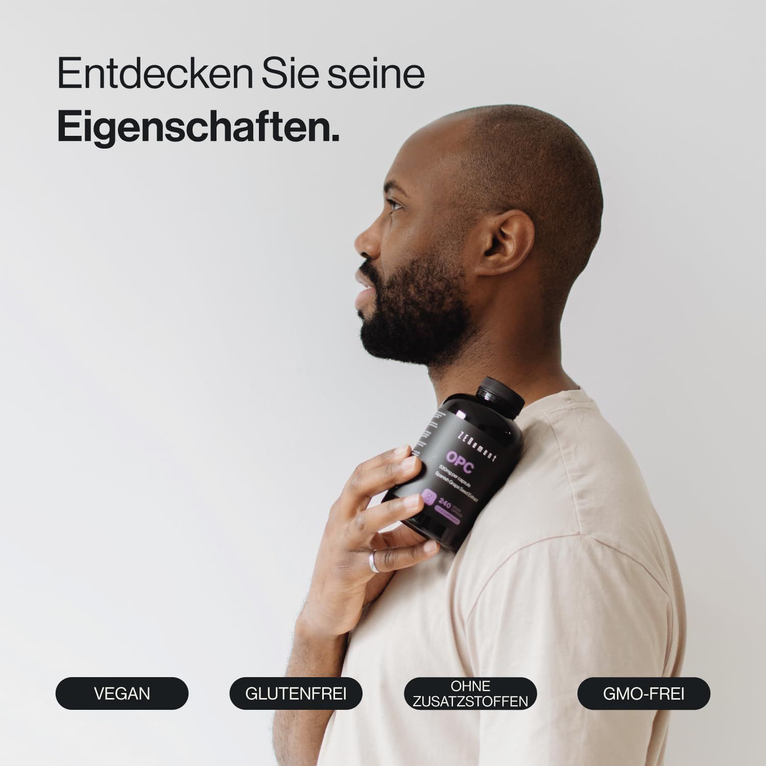 Uomo con bottiglia di capsule Zenement OPC. Vegano, senza glutine, senza additivi, senza OGM.
