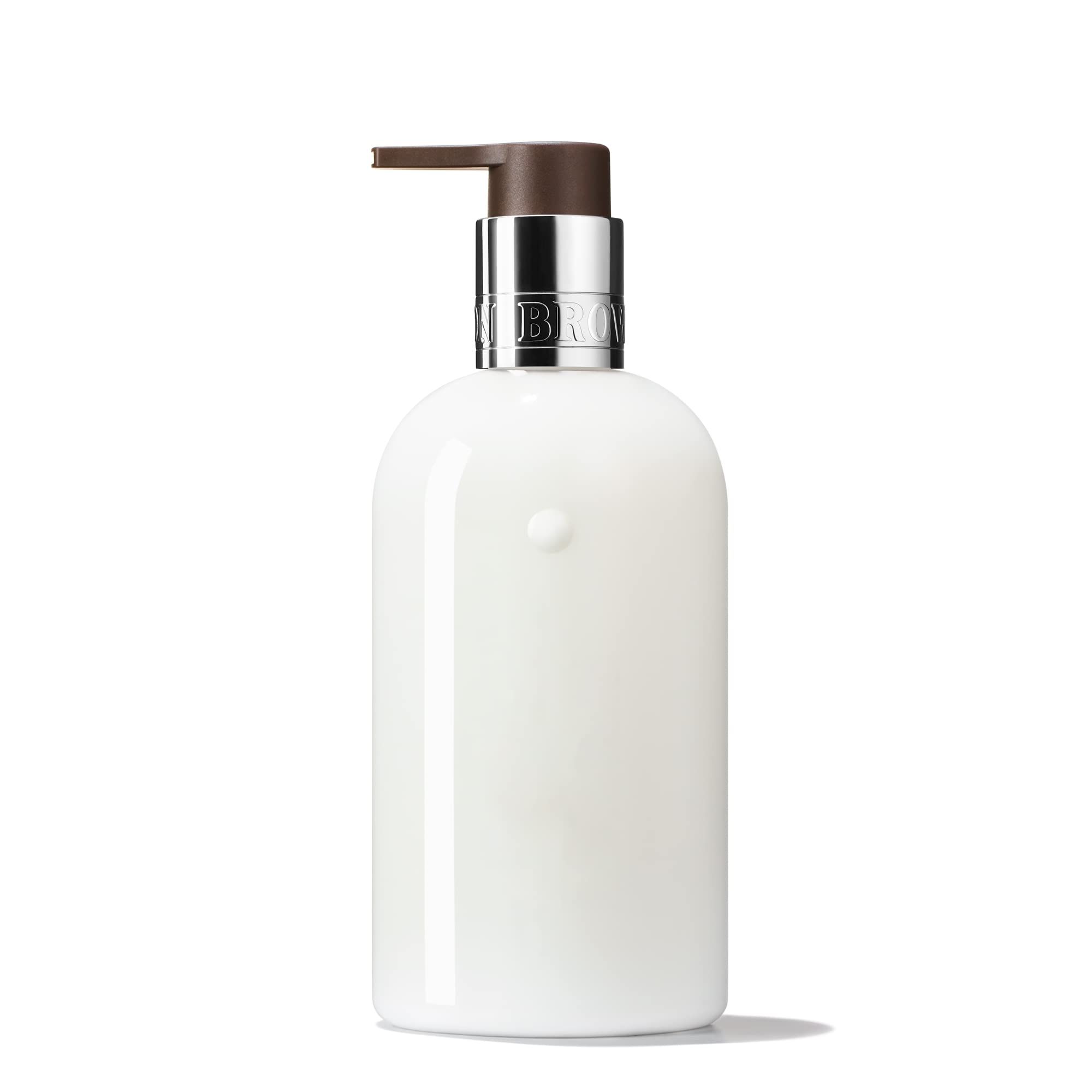 Flacone di lozione per le mani bianca con dosatore. Scritta: Molton Brown, Refined White Mulberry Hand Lotion. Made in England.