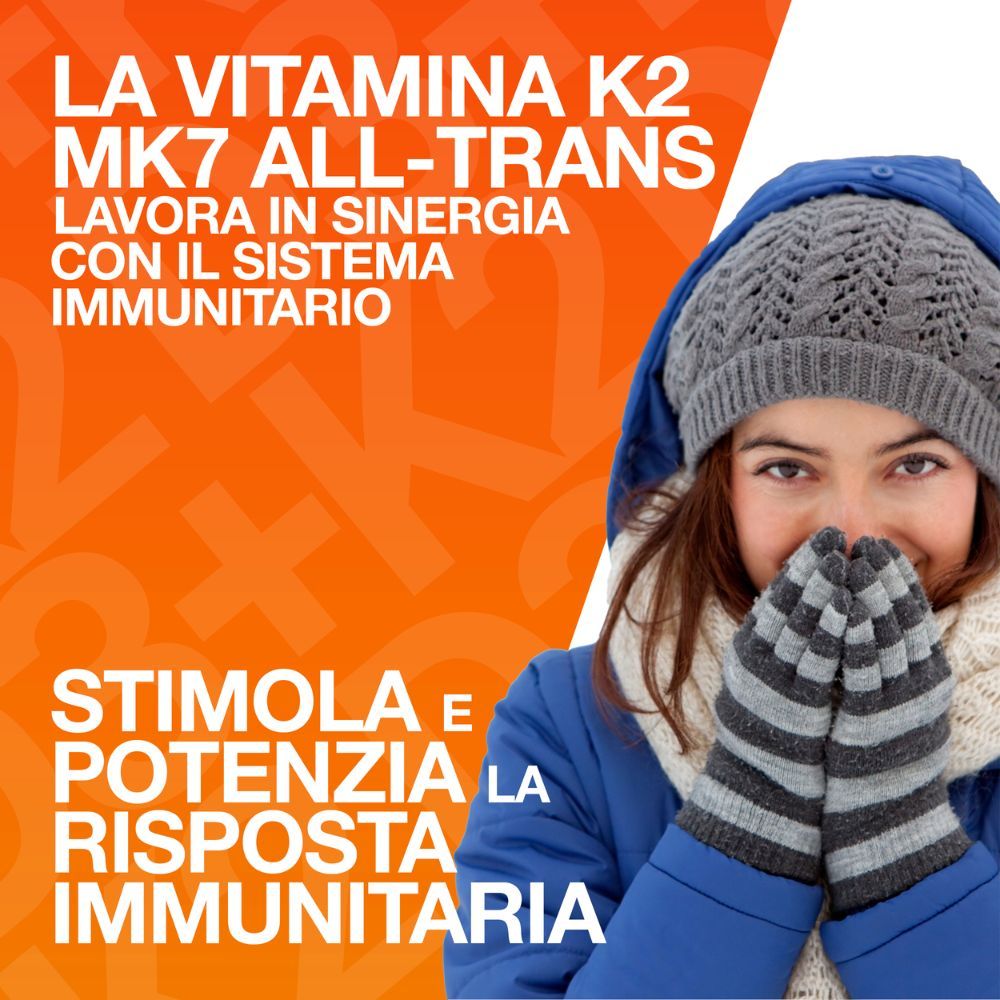 Donna in inverno con testo sulla vitamina K2. Sfondo arancione.