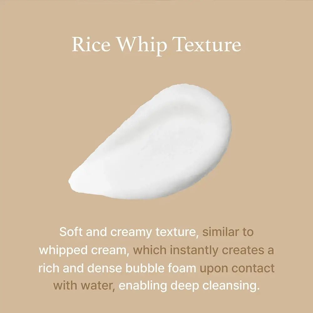 Prodotto bianco su sfondo beige. Testo: "Rice Whip Texture". Descrizione della consistenza e dell'effetto sulla pelle.