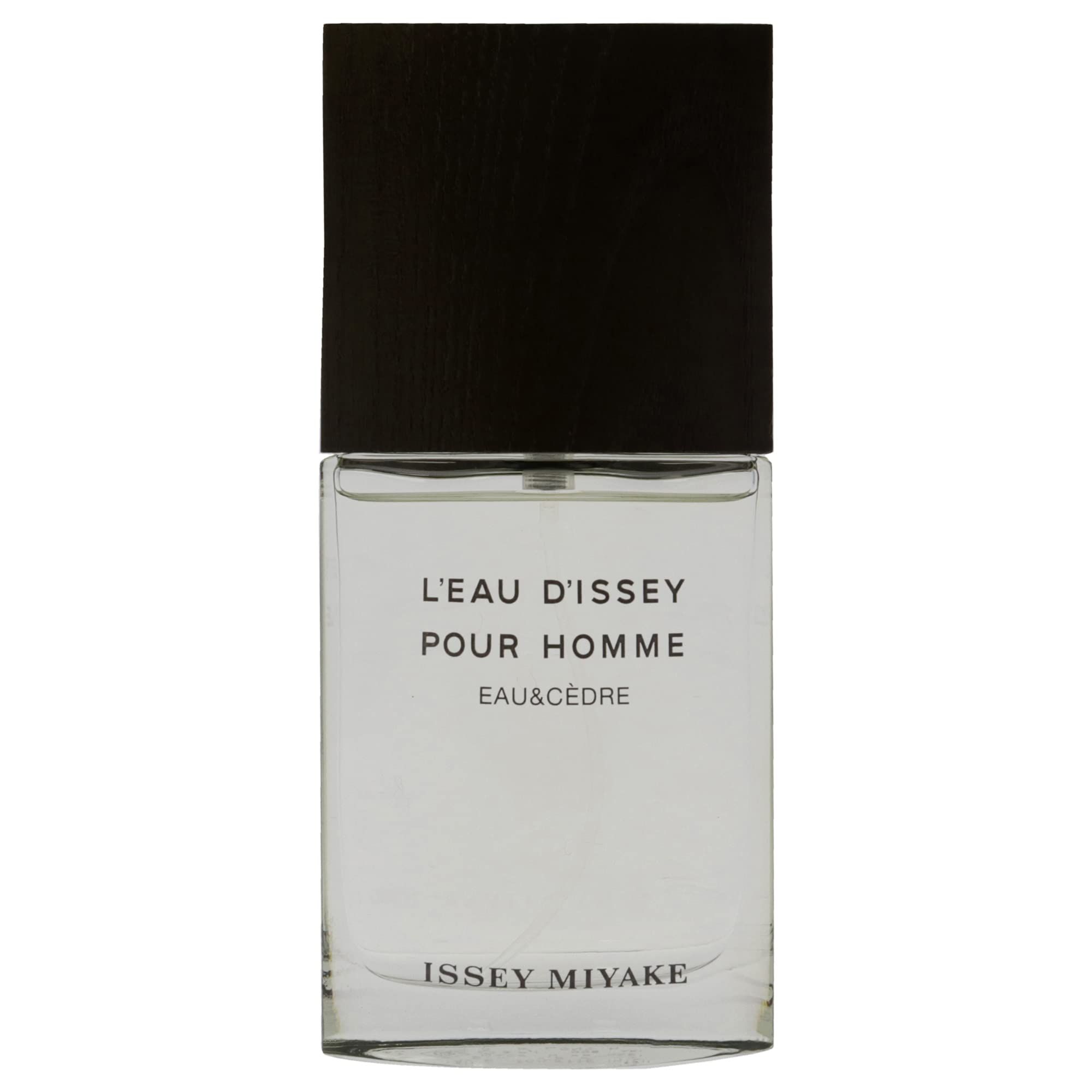 Flacone rettangolare in vetro con tappo in legno nero. Scritta: L'EAU D'ISSEY POUR HOMME, EAU&CÈDRE, ISSEY MIYAKE.