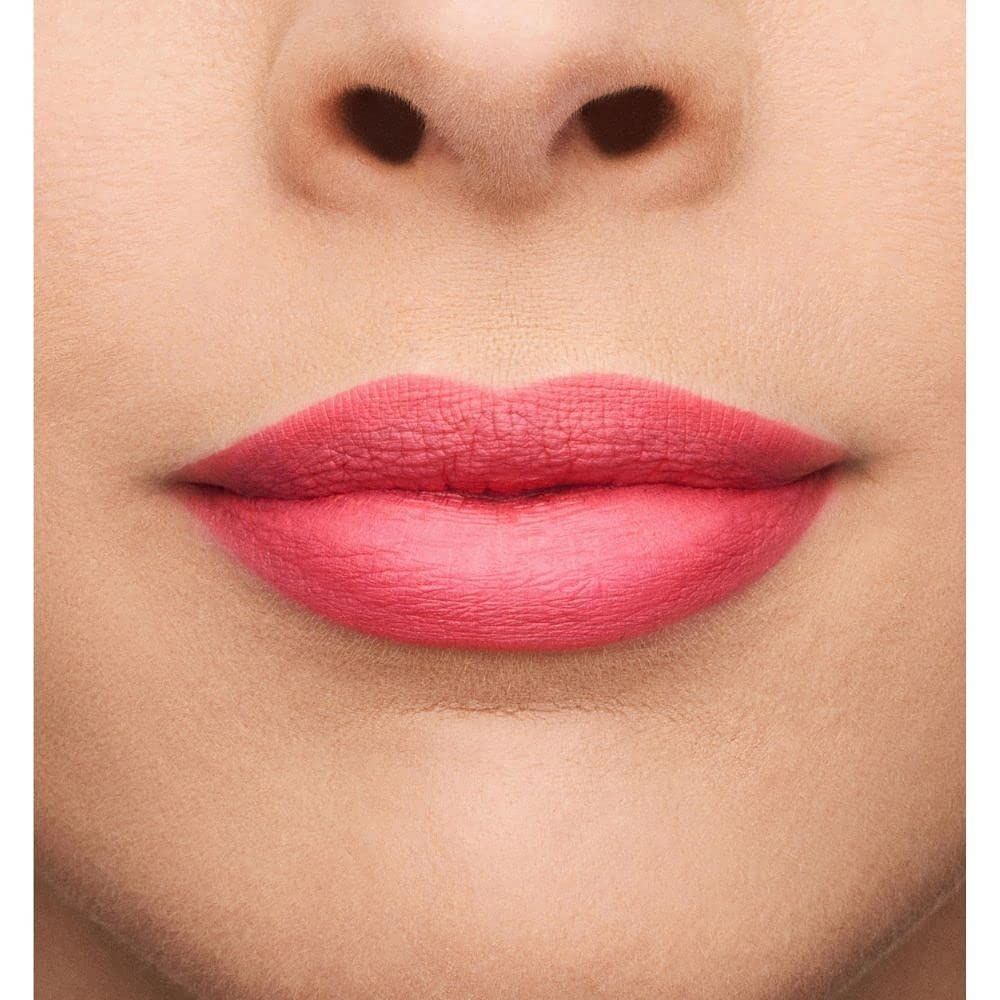 Labbra con rossetto rosa opaco. Tono della pelle.