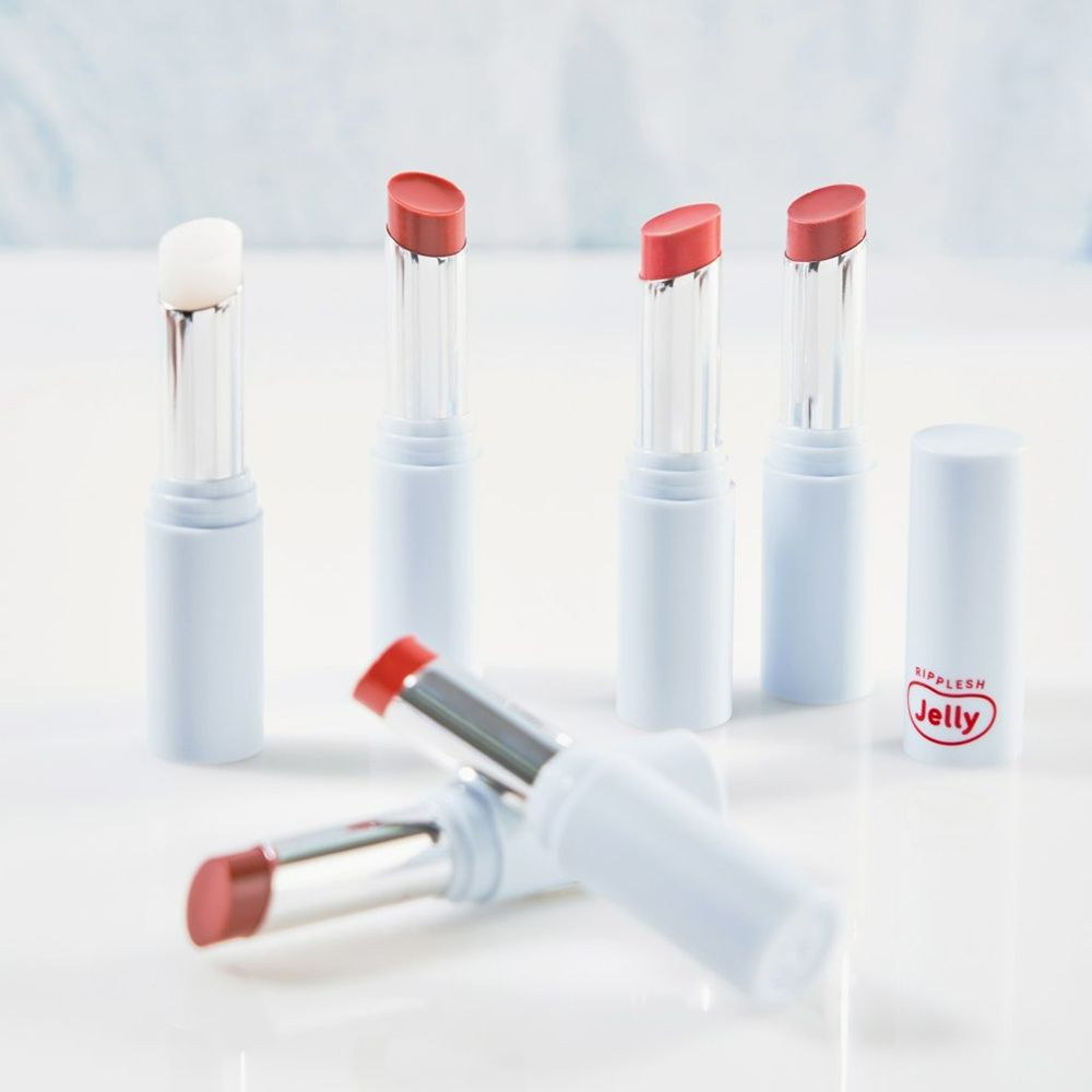 Diversi stick di balsamo labbra in vari colori. Alcuni sono aperti. Sugli stick è scritto "Ripplesh Jelly".