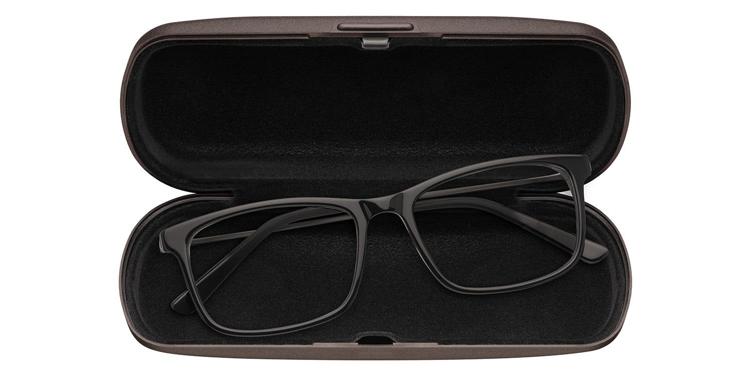Astuccio in plastica marrone aperto con occhiali. Montatura nera, lenti rettangolari. Interno scuro.