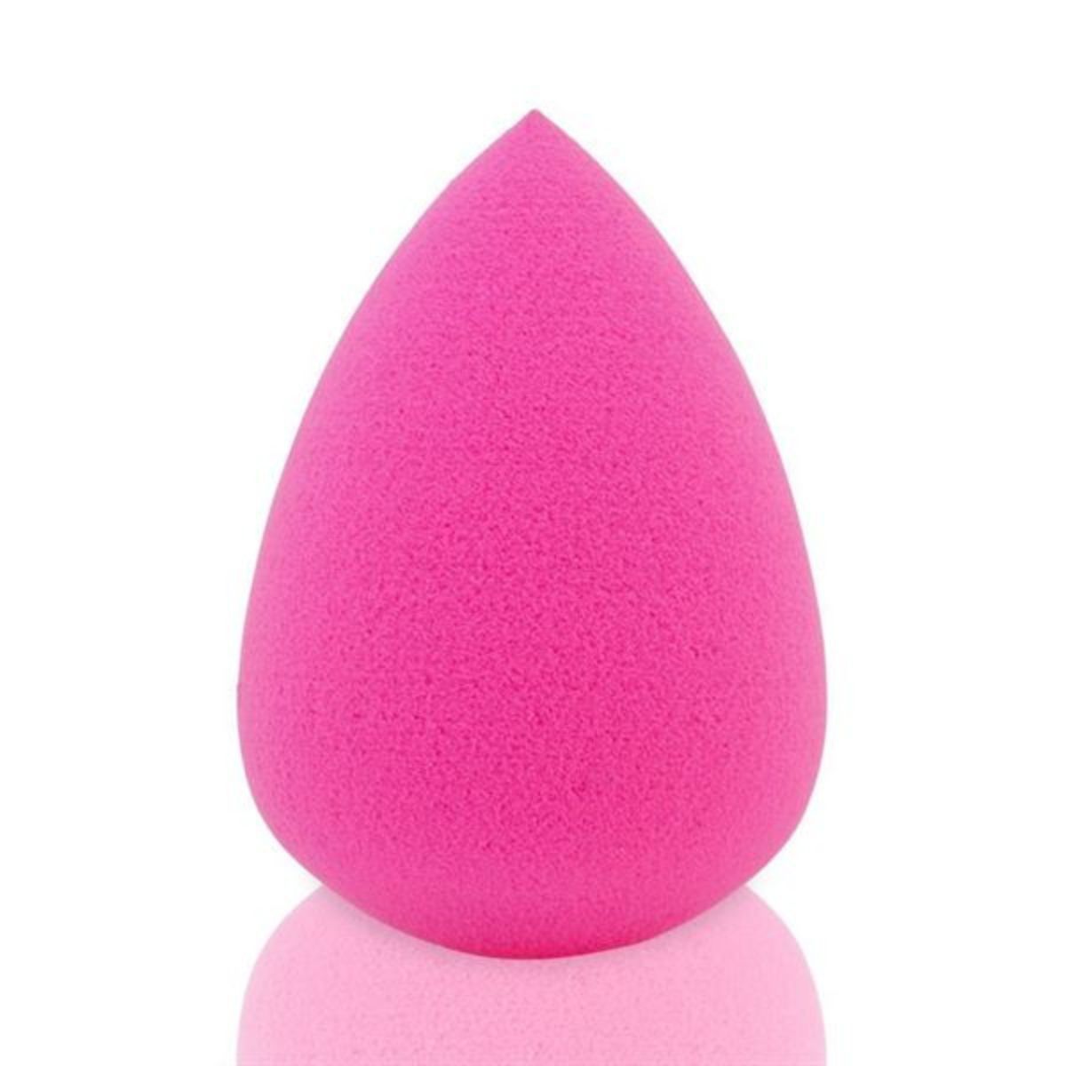 Una spugnetta per il trucco in schiuma, di colore rosa acceso, a forma di goccia.