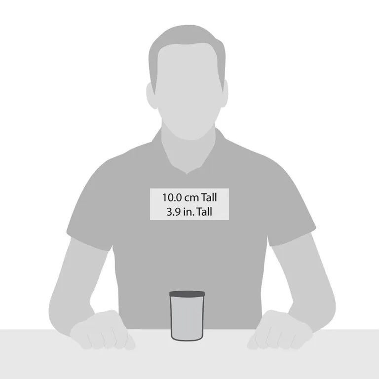 Contenitore per candele grigio, alto 10,0 cm, davanti a una sagoma umana.