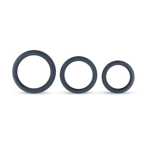 Tre anelli penieni grigi in silicone di diverse dimensioni. Gli anelli sono rotondi.