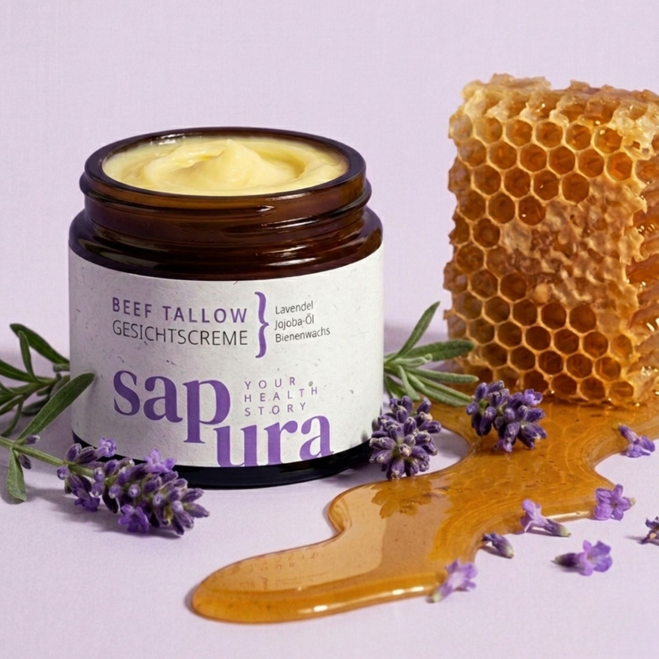 Vasetto di crema, miele, favo, rametti di lavanda. Scritta: BEEF TALLOW GESICHTSCREME. Marchio: sapura.