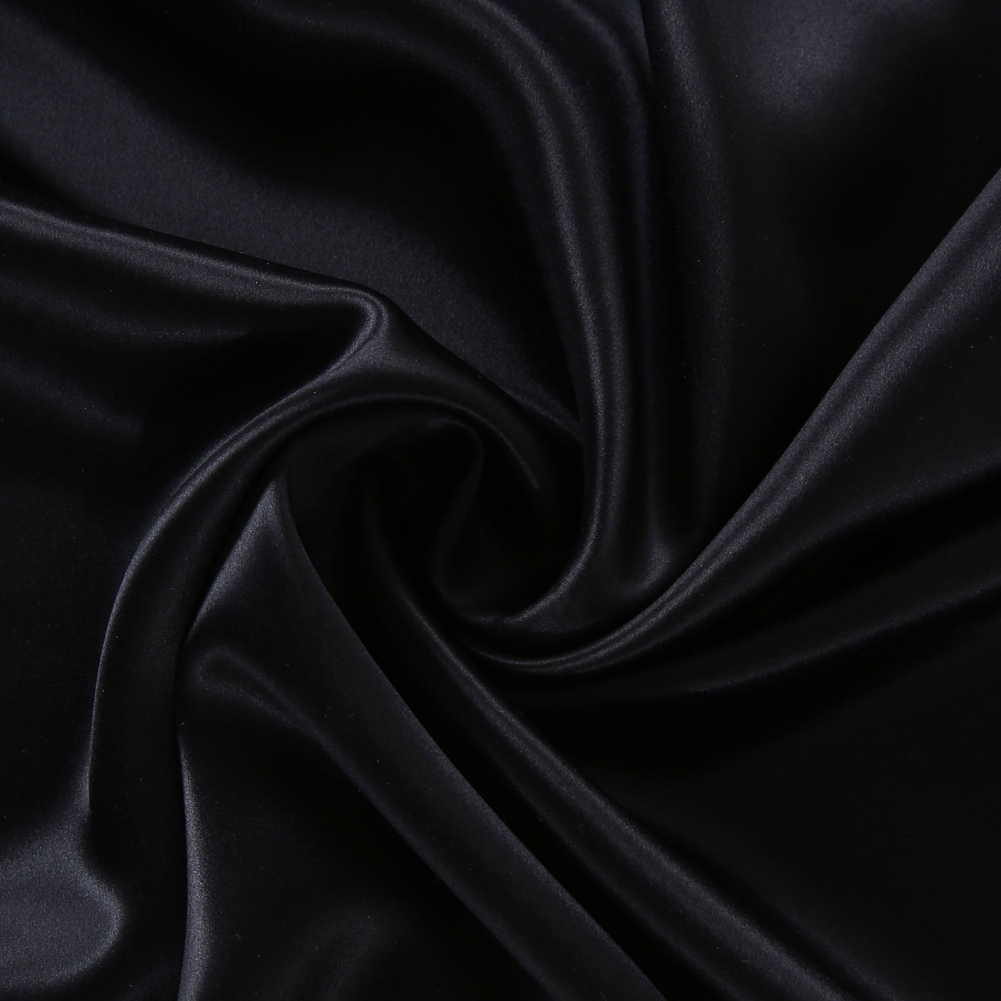Tessuto di raso nero con superficie liscia e lucida e pieghe morbide.